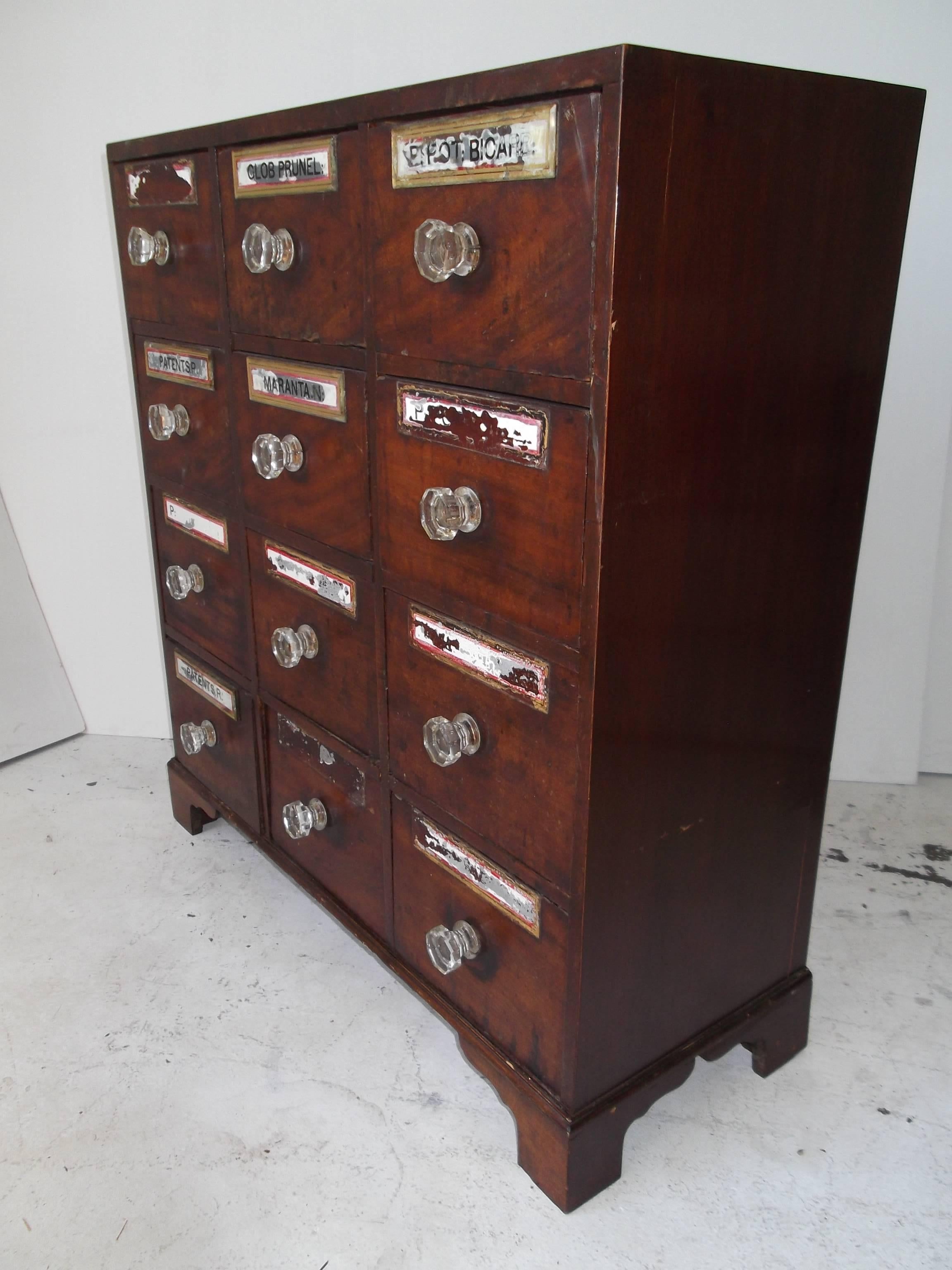 Federal Mahogany Footed Apothecary Chest (19. Jahrhundert) im Angebot