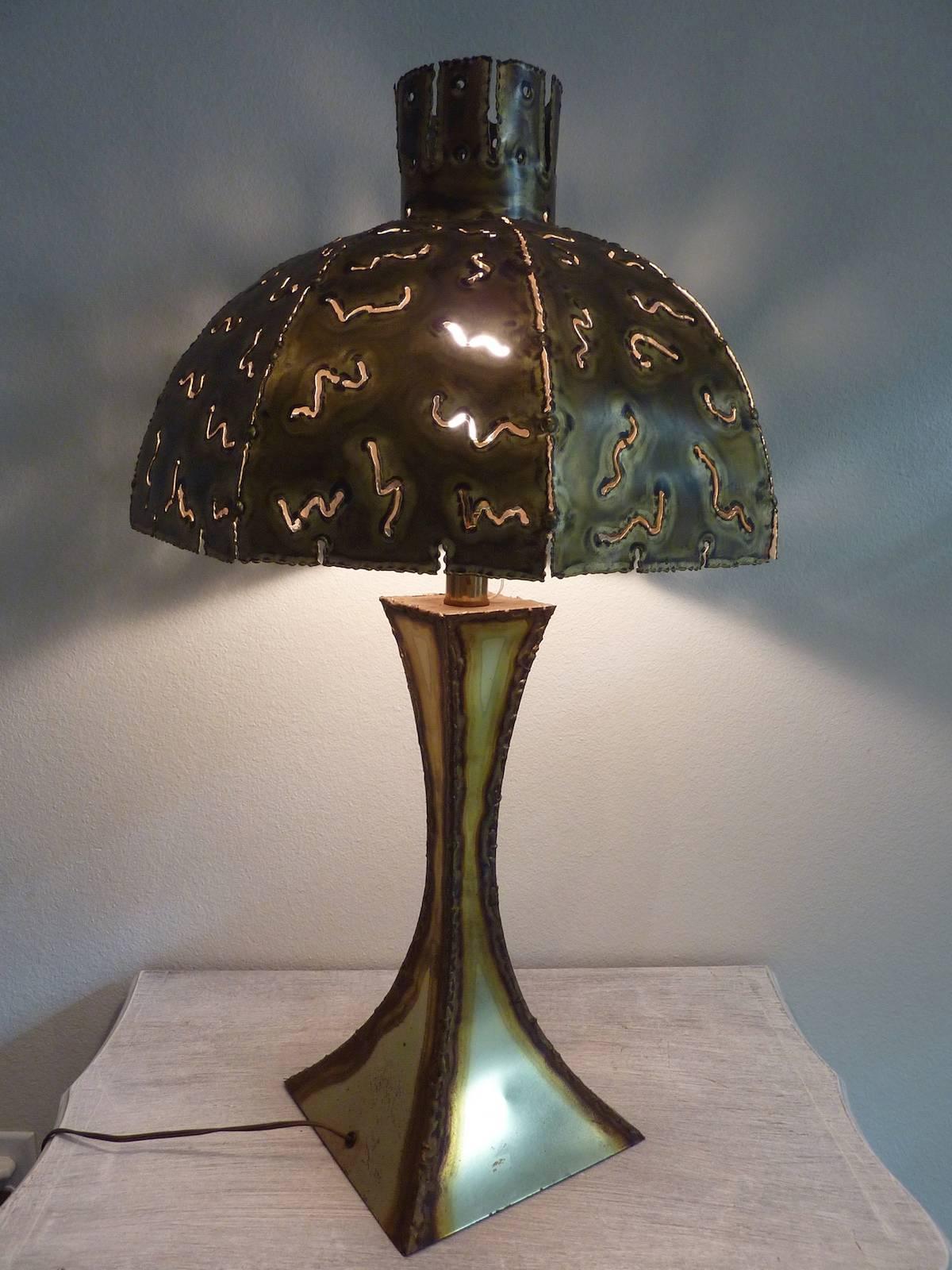 Vintage Tom Greene style Brutalist table lamp. This undulating table lamp has a beautiful natural patina, circa 1960s and made of hand-torched patinated brass. It is in working condition.