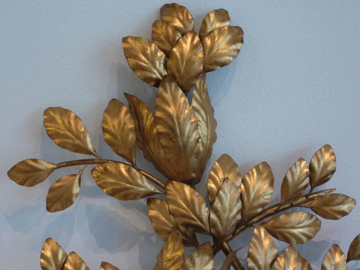Exceptional Hollywood Regency Italian Gilt Floral Wall Sconce In Good Condition For Sale In Frisco, TX
