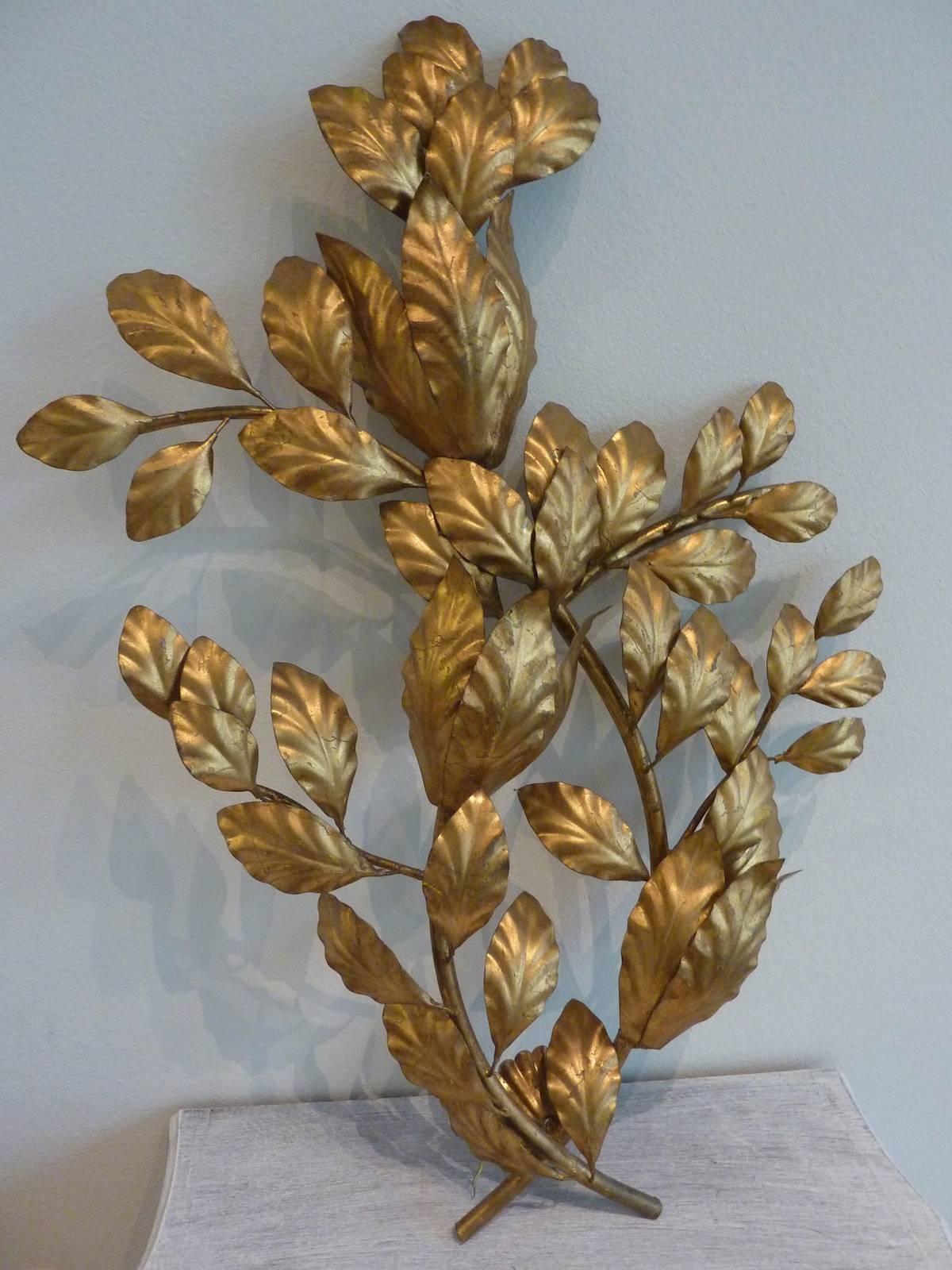 Mid-20th Century Exceptional Hollywood Regency Italian Gilt Floral Wall Sconce For Sale