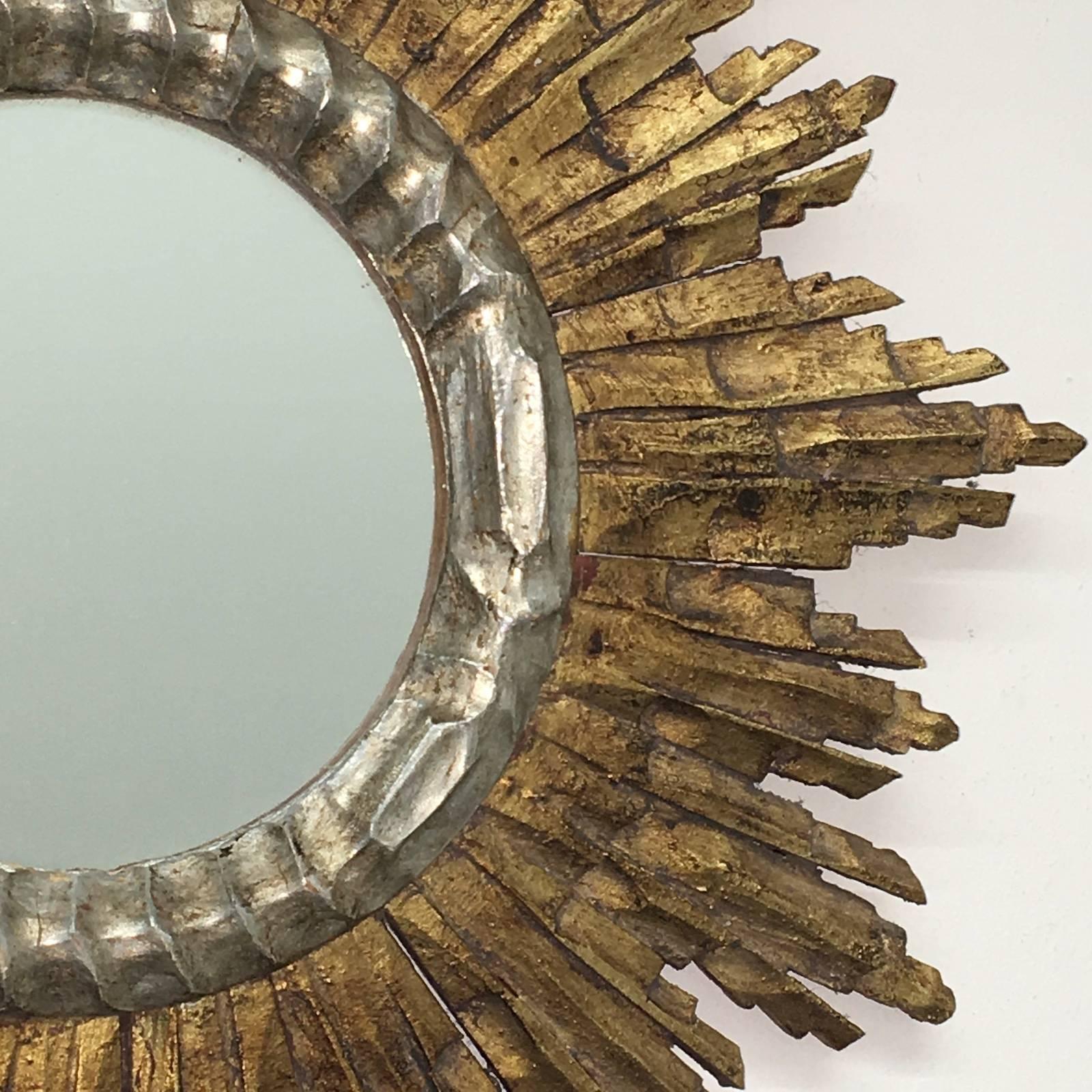 Gorgeous starburst mirror.
Made of gilded and silvered wood.
No chips, no cracks, no repairs.
It measures approx. 20 inch in diameter;
Mirror only is approx. 6 3/4 inch in diameter.
It stands approx. 1 1/4 inch from the wall to the front.
