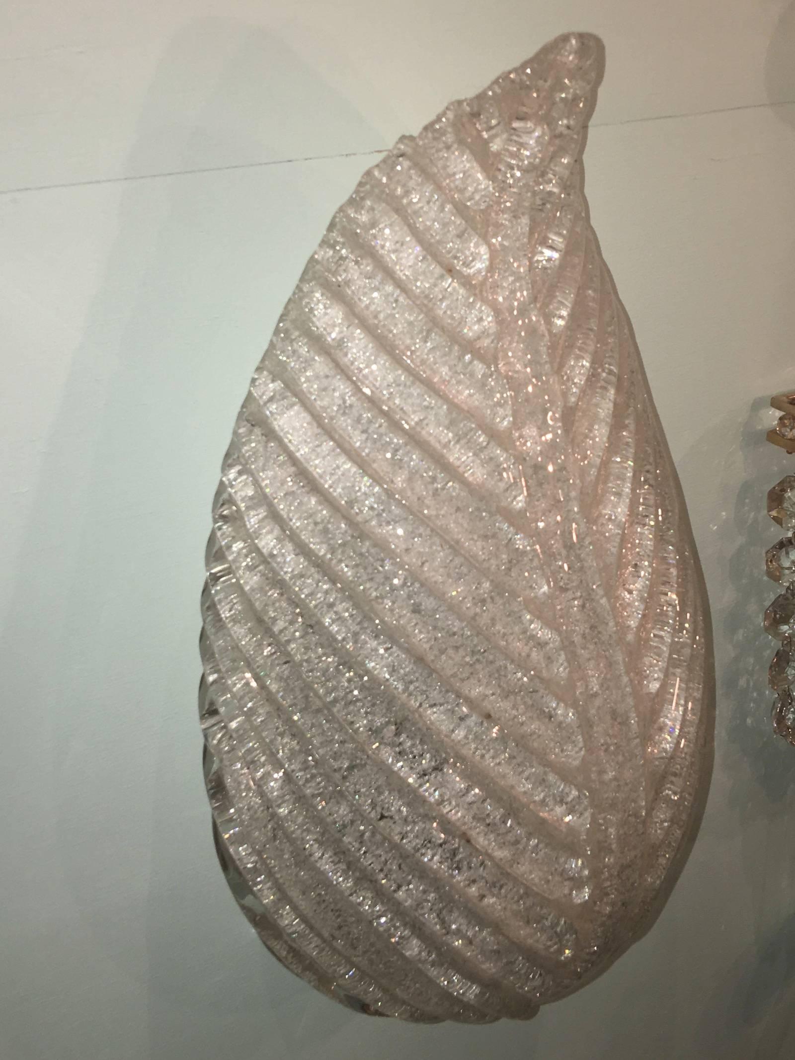 A beautiful single Murano glass sconce in leaf form. This fixture requires one European E 14 candelabra bulb, up to 40 watts.