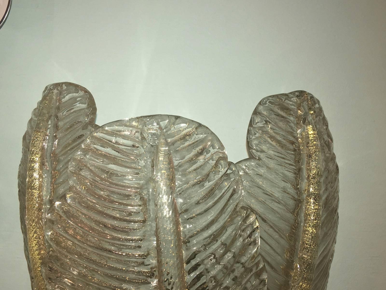 Single Italian Murano Glass Feathers Form Wall Sconce In Good Condition In Frisco, TX
