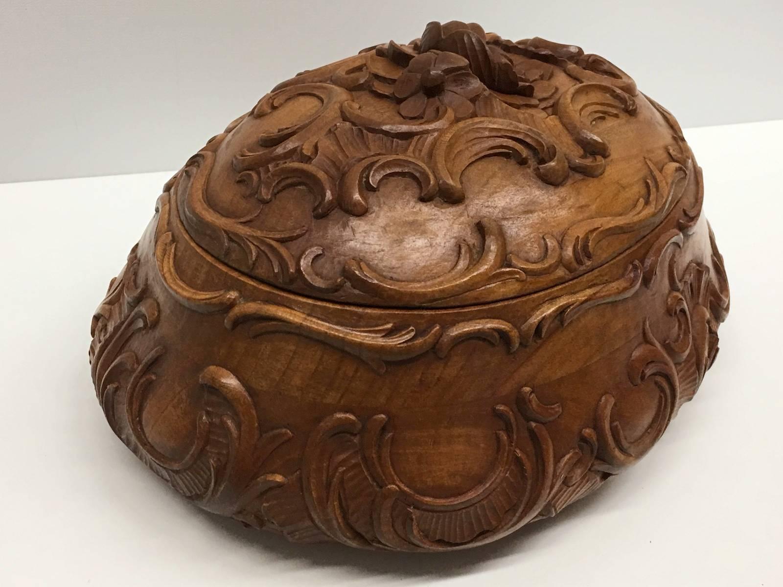 Late 19th Century Carved Wood Black Forest Brienz Box with Floral Décor