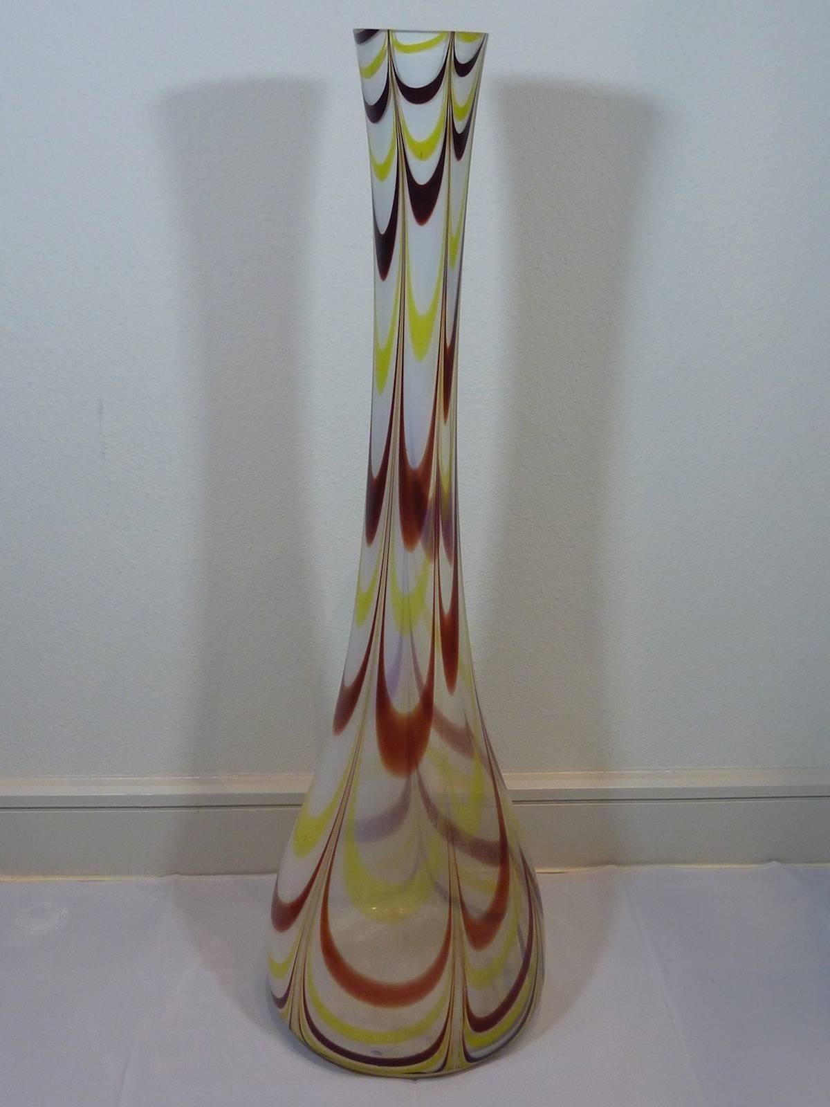 Beautiful Italian Sommerso floor vase dating, circa 1960s. Beautiful color with some swirls. Handmade in Murano Italy.

Measures: 3 5/8