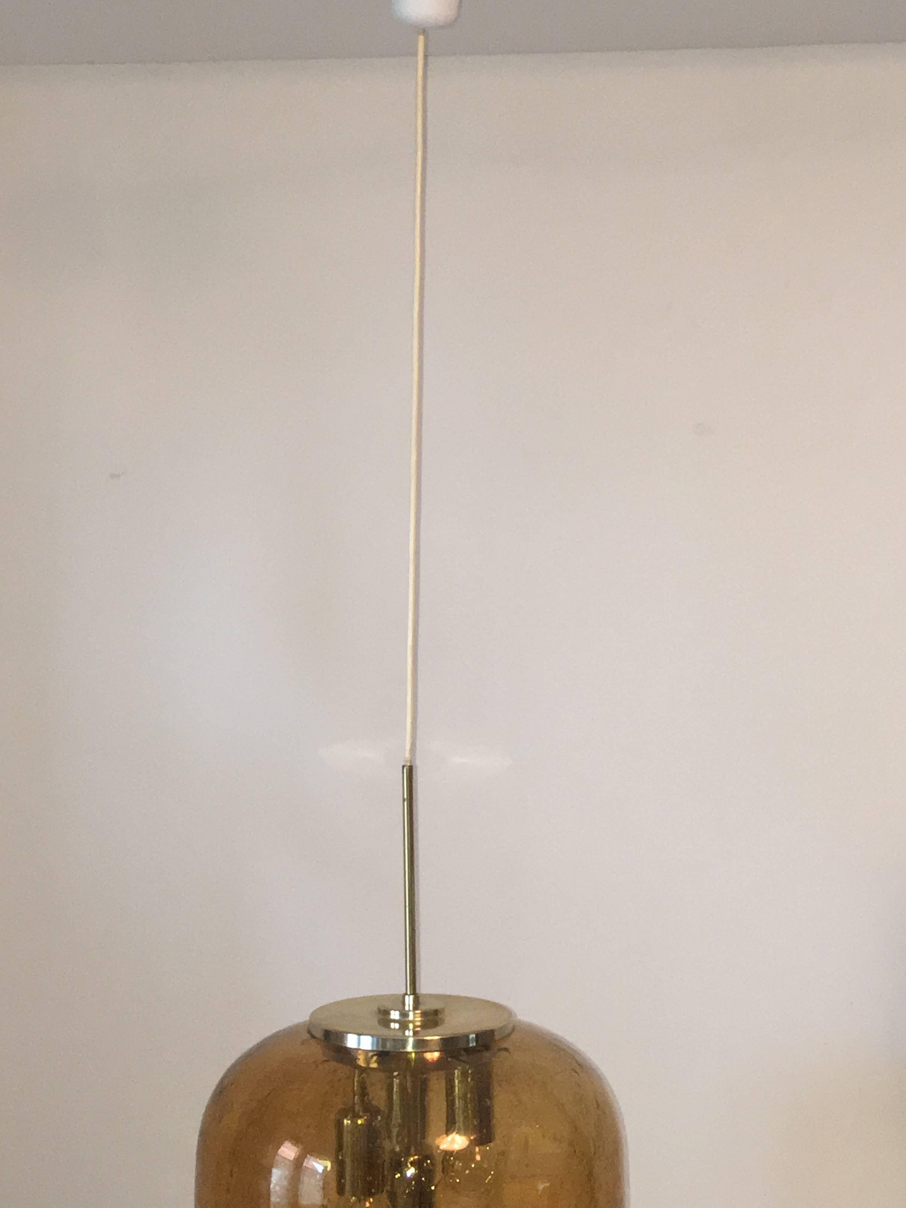 A nice 1960s honey color air bubble glass lamp by Doria Leuchten, Germany. The Wire is 37.5 inch long and can be shortened. The fixture requires four European E27 Edison bulbs, each bulb up to 60 watts.