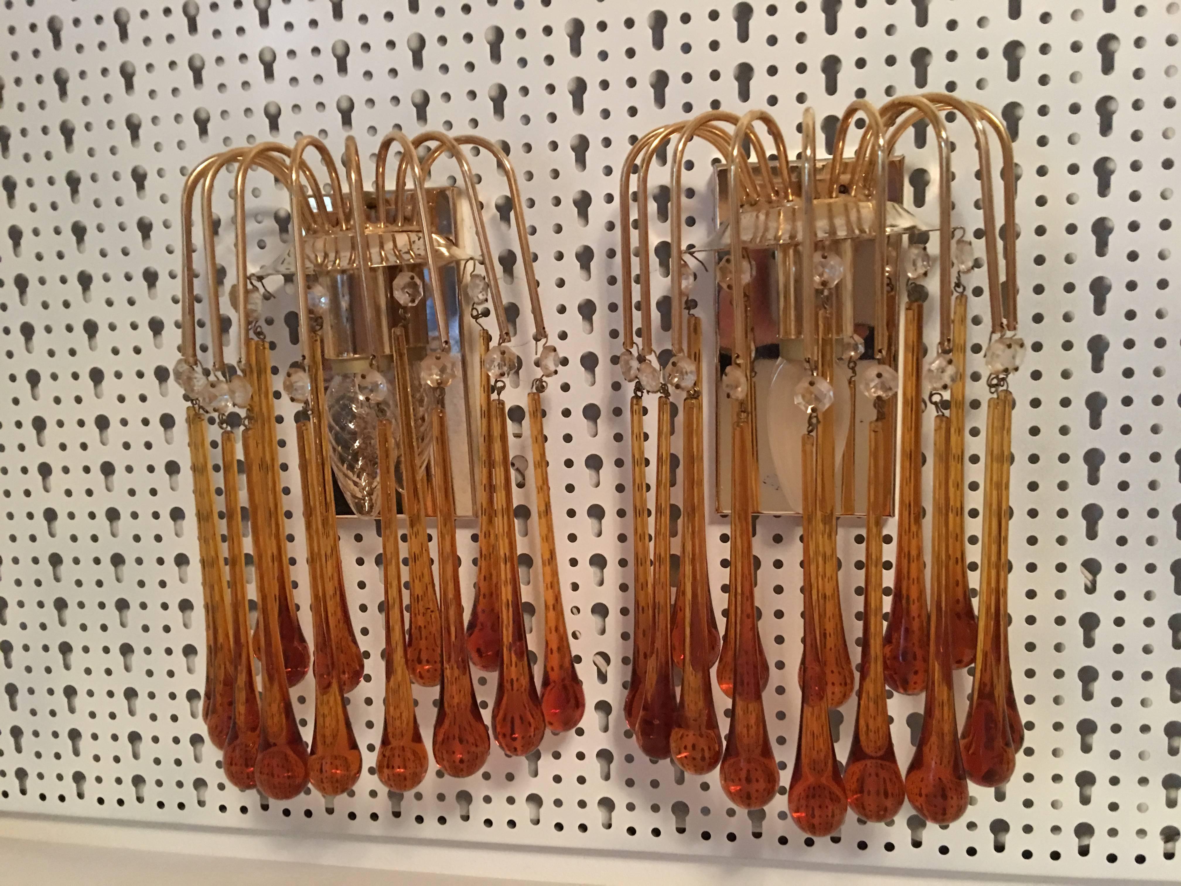 Pair of Midcentury Gilt Metal Murano Glass Teardrop Sconces 1, Set of Two In Good Condition For Sale In Frisco, TX