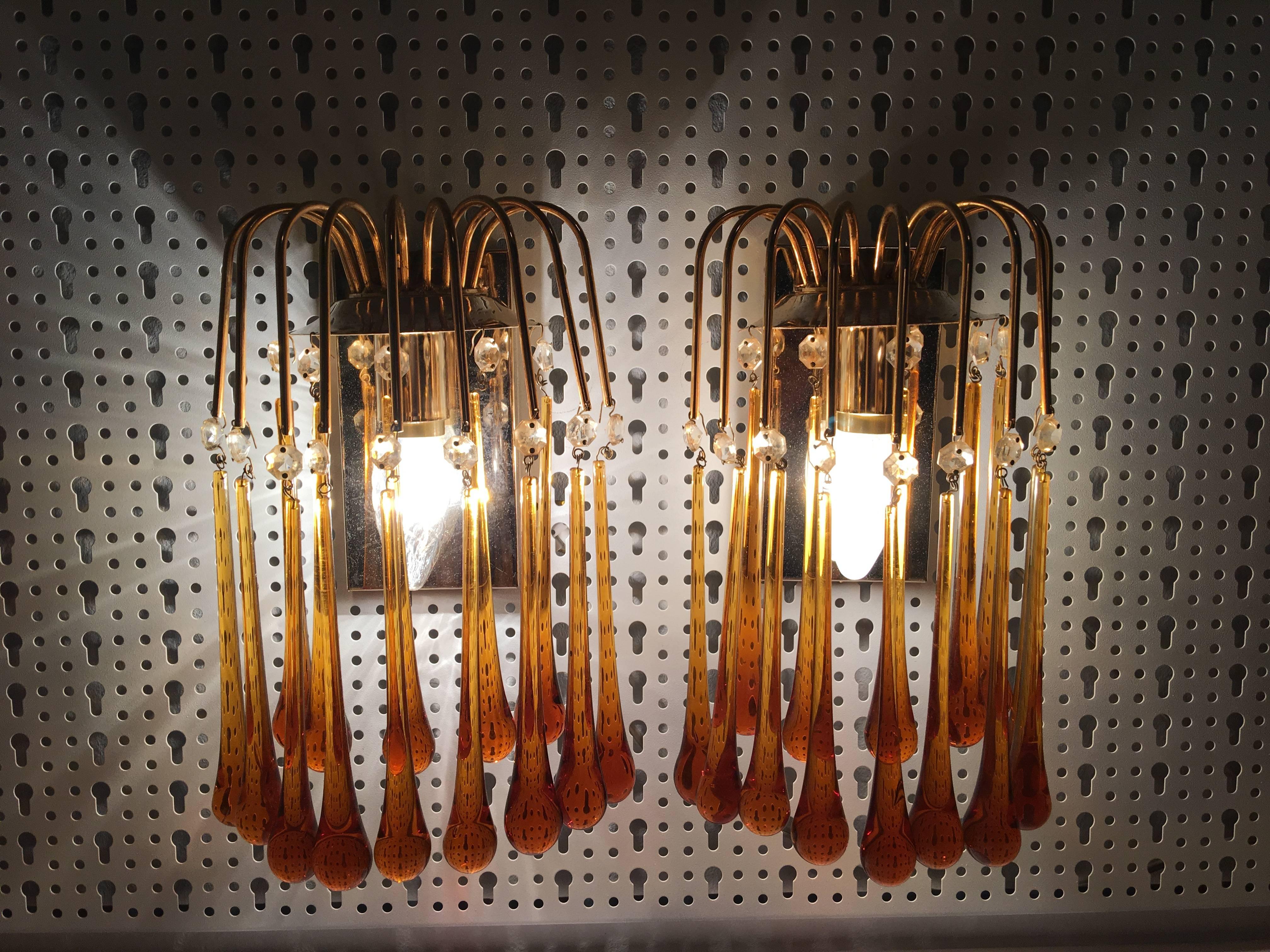 Mid-20th Century Pair of Midcentury Gilt Metal Murano Glass Teardrop Sconces 1, Set of Two For Sale