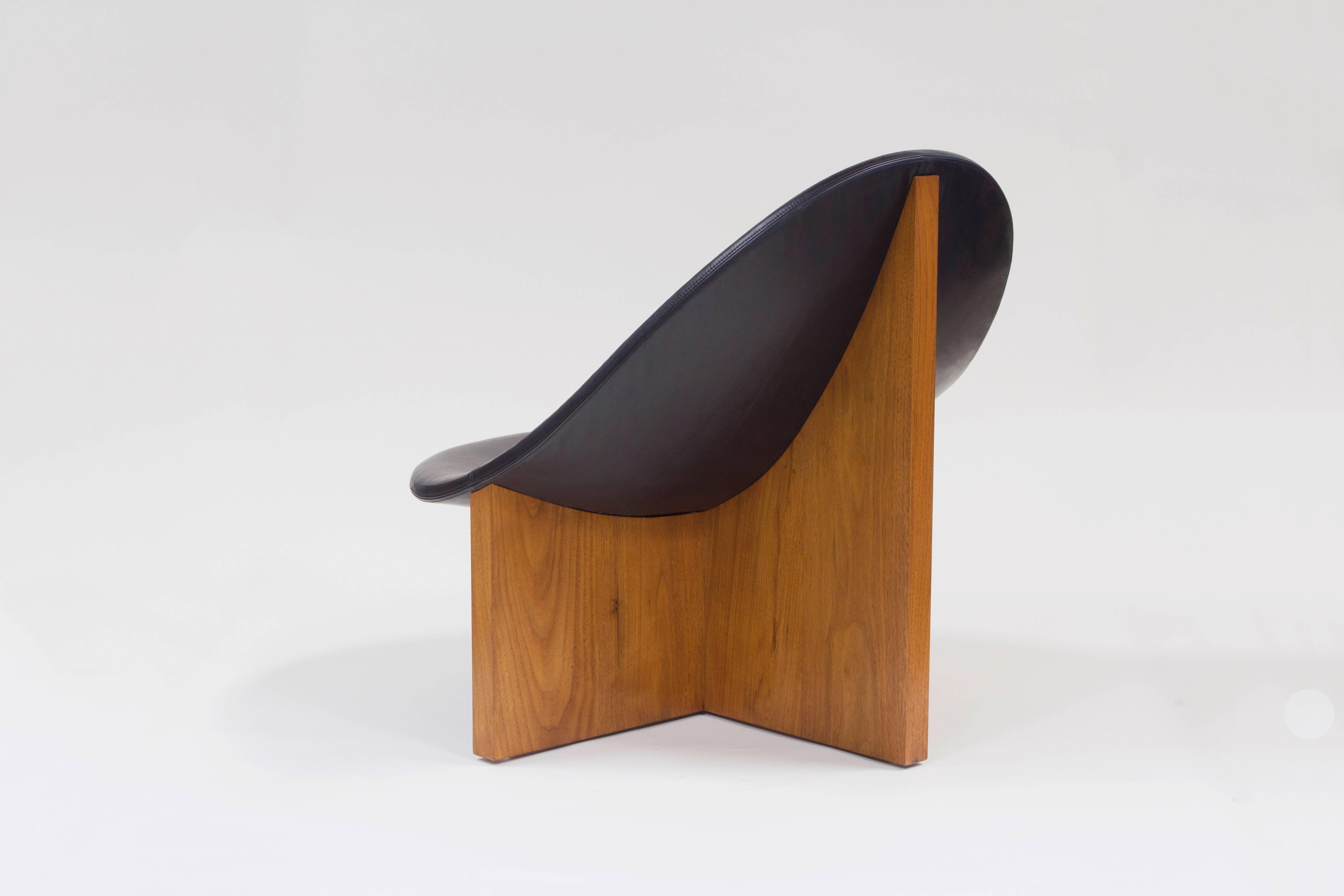 American NIDO Modern Lounge Chair in Solid Walnut and Black Leather by Estudio Persona For Sale