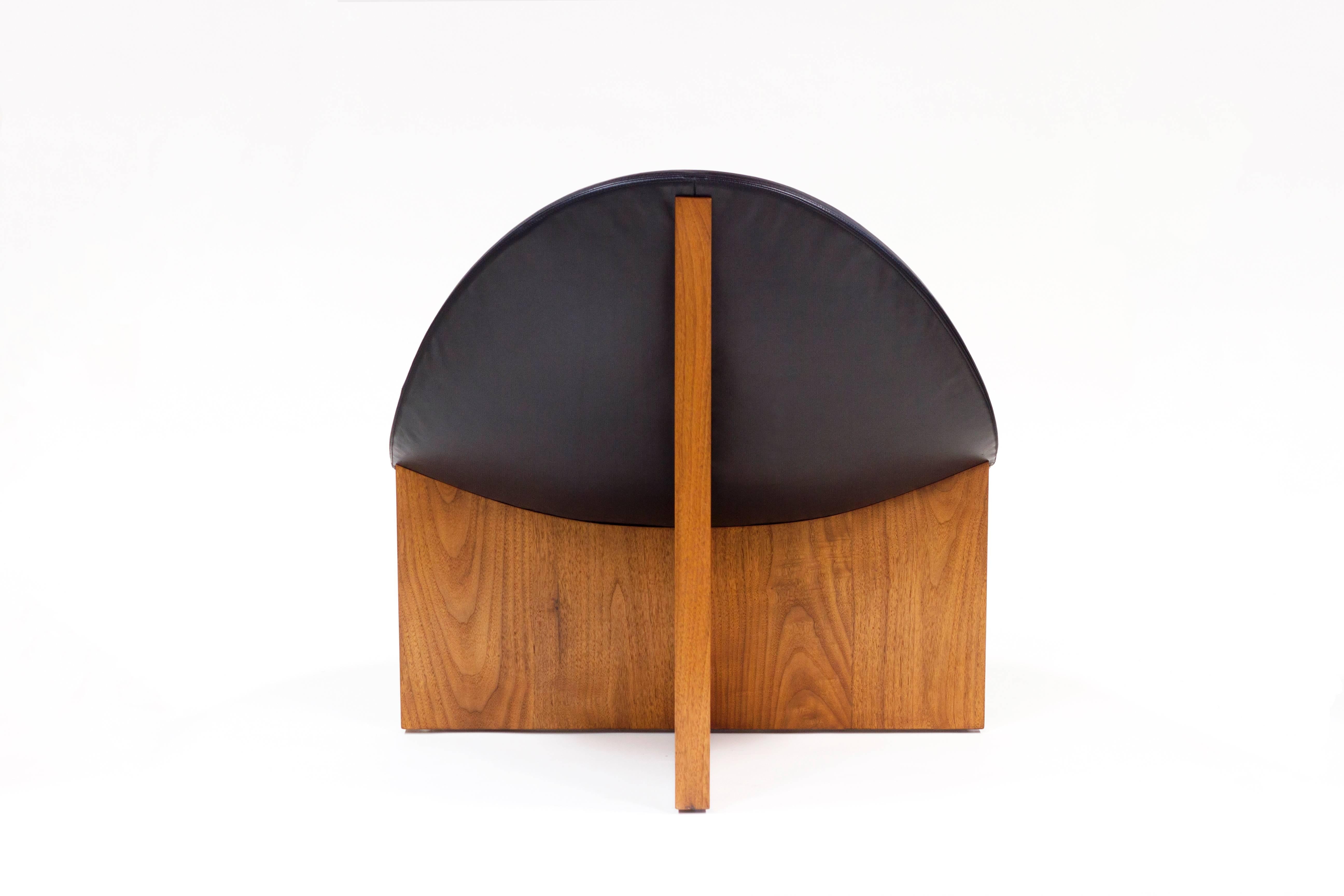 Hand-Crafted NIDO Modern Lounge Chair in Solid Walnut and Black Leather by Estudio Persona For Sale