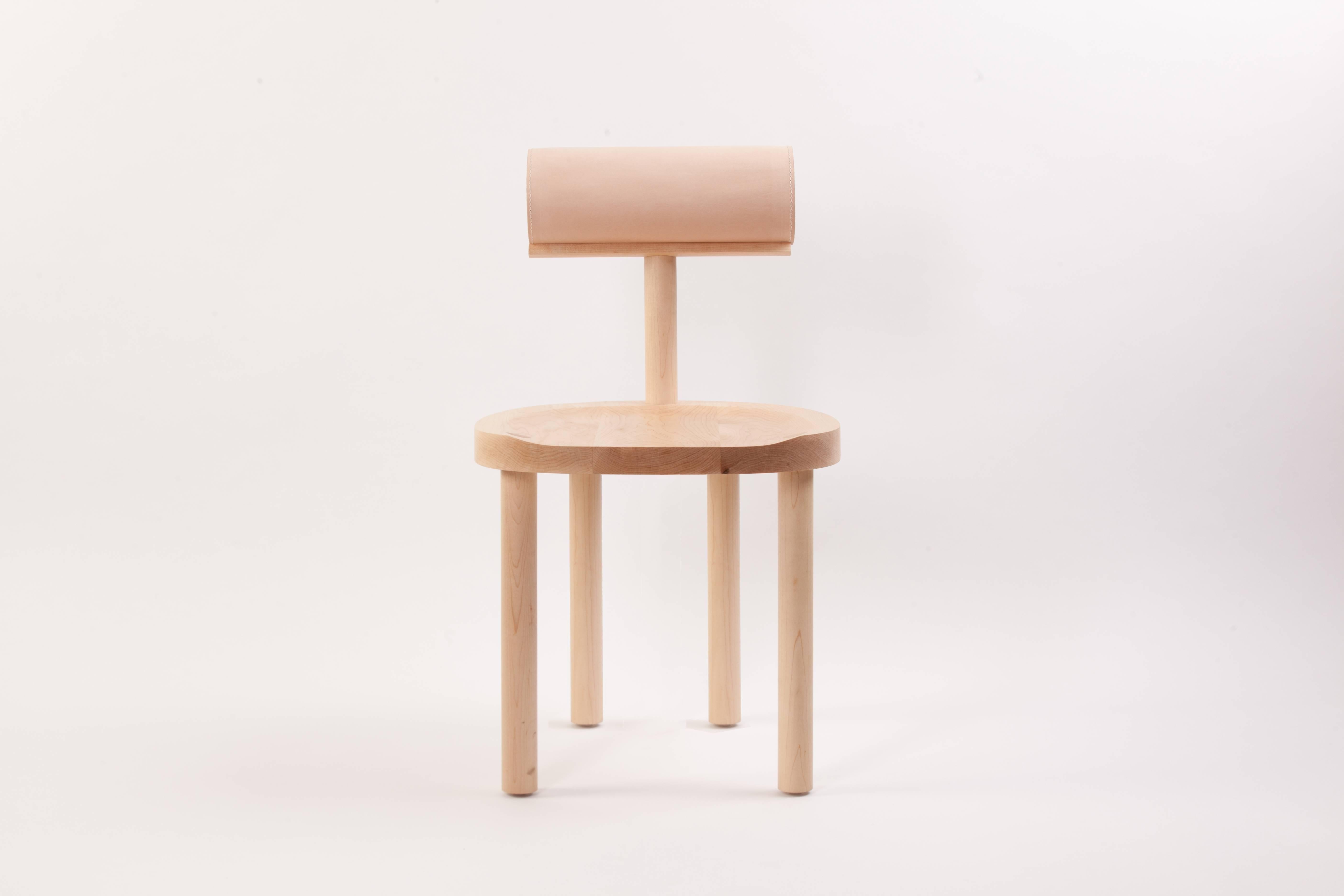 Moderne Chaise de salle à manger UNA en érable naturel avec dossier en cuir par Estudio Persona en vente