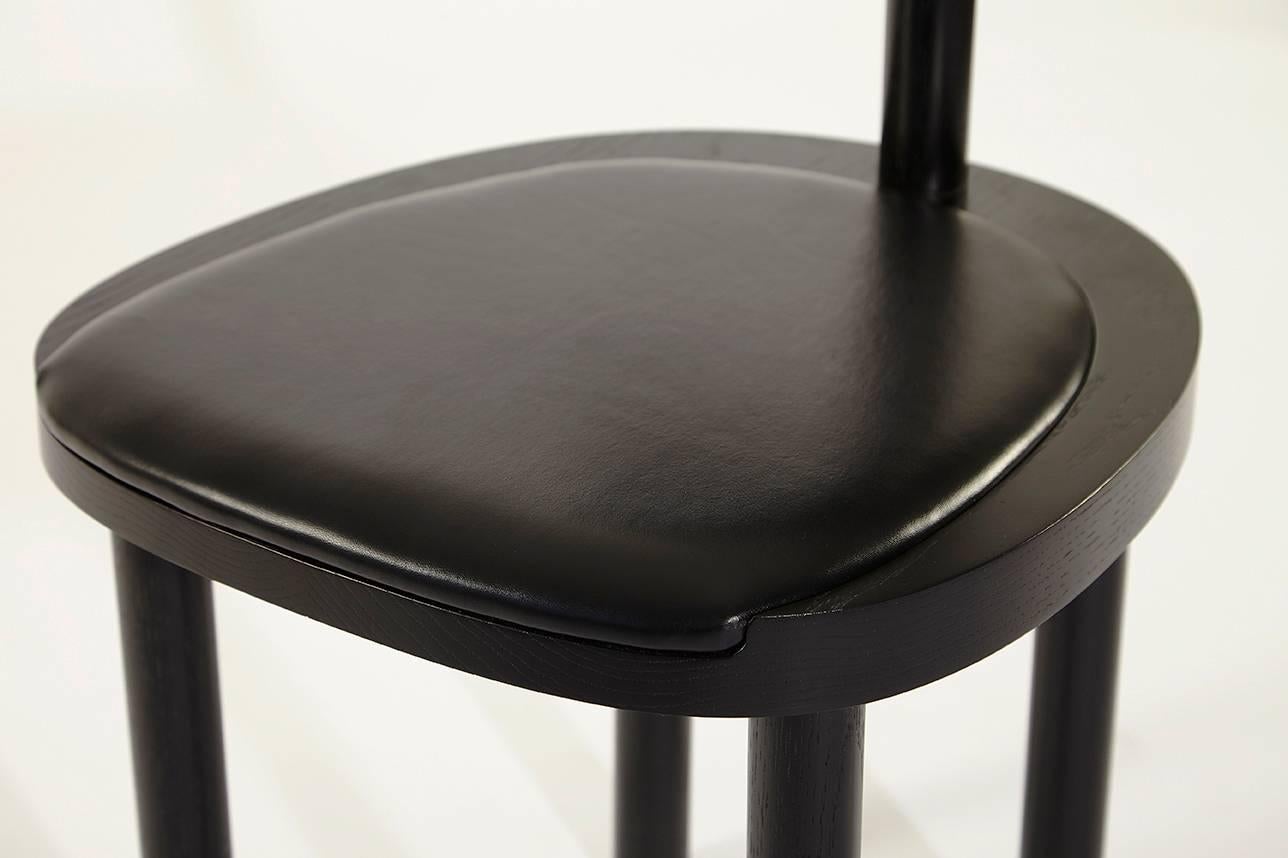 Moderne Chaise de salle à manger UNA tapissée de cuir et en chêne teinté noir par Estudio Persona en vente