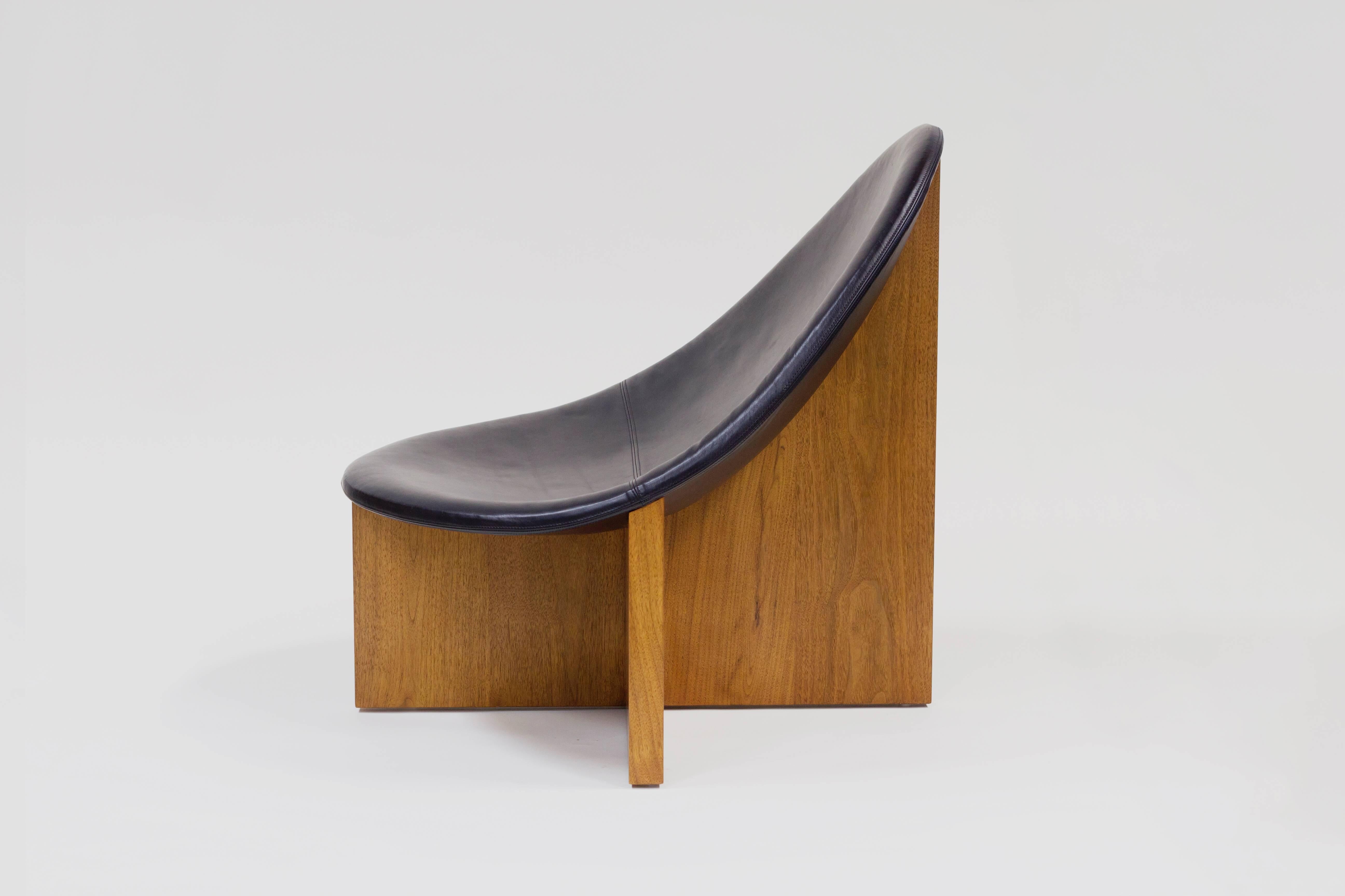 NIDO Modern Lounge Chair in Solid Walnut and Black Leather by Estudio Persona In New Condition For Sale In Los Angeles, CA