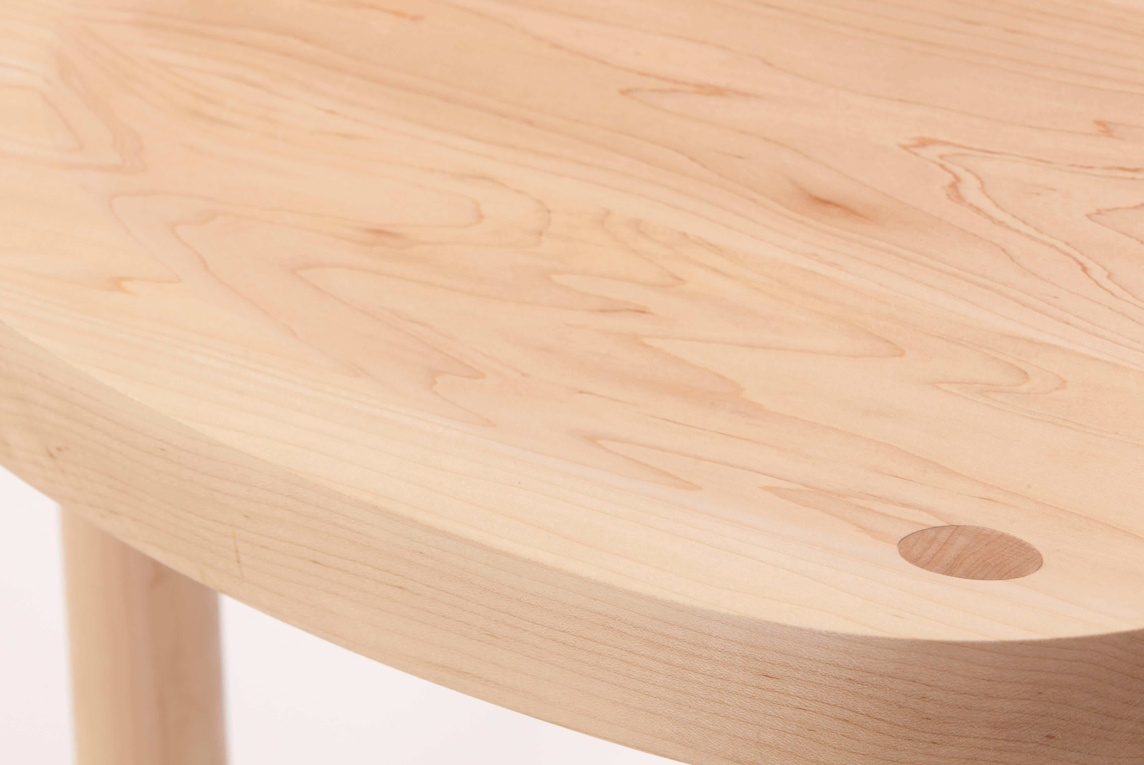 Travail du bois Chaise de salle à manger UNA en érable naturel avec dossier en cuir par Estudio Persona en vente