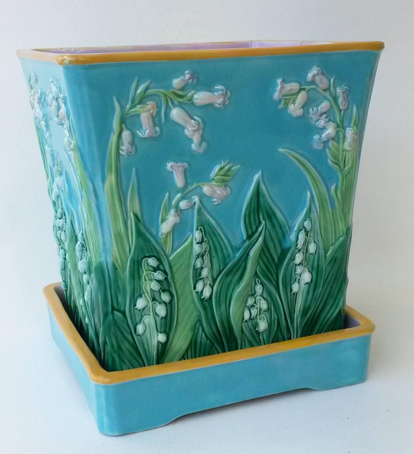 Victorian 19th century square complete Majolica jardinière with his underplate signed George Jones, Pattern No. 2295, the turquoise ground decorated with lilies of the valley in relief.
An excellent example of the elegance of the Victorian