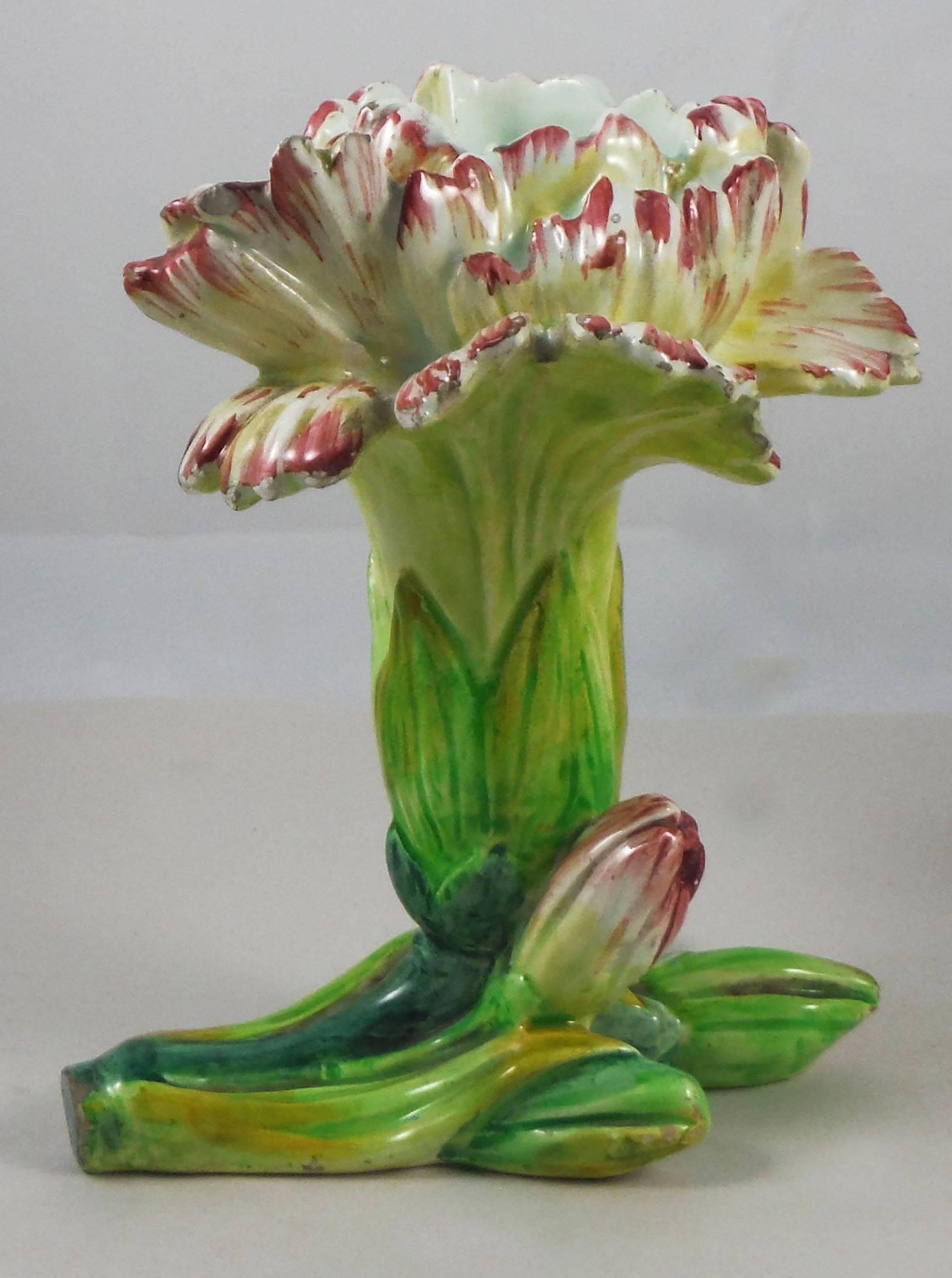 Rare vase à œillets en majolique signé Jérôme Massier, vers 1900.
La famille Massier est connue pour la qualité de ses émaux et peintures uniques. Ils ont produit toute une gamme incroyable de fleurs comme les iris, les roses, les marguerites, les