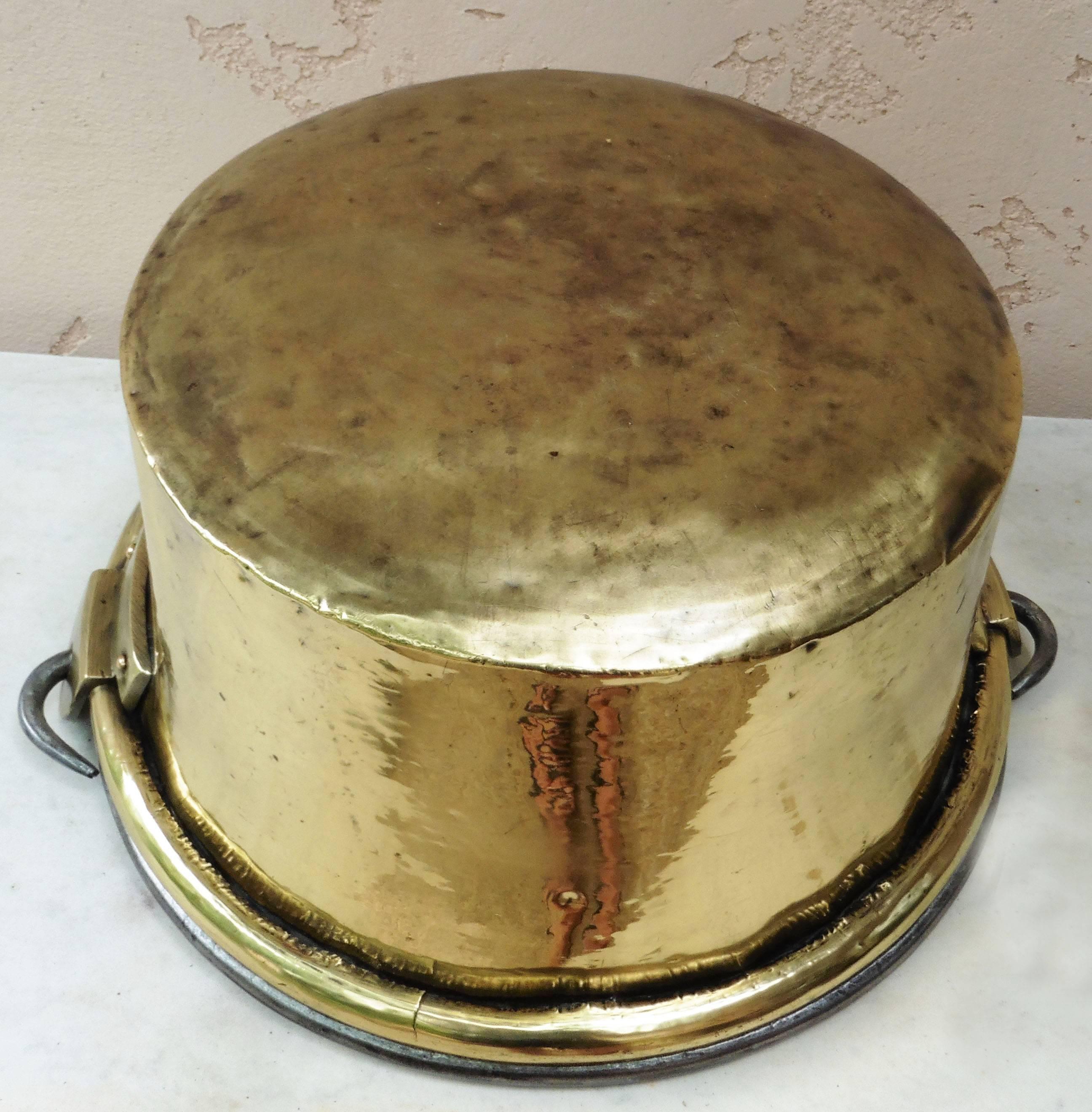 Early 19th Century French Yellow Copper Cauldron In Good Condition For Sale In Austin, TX