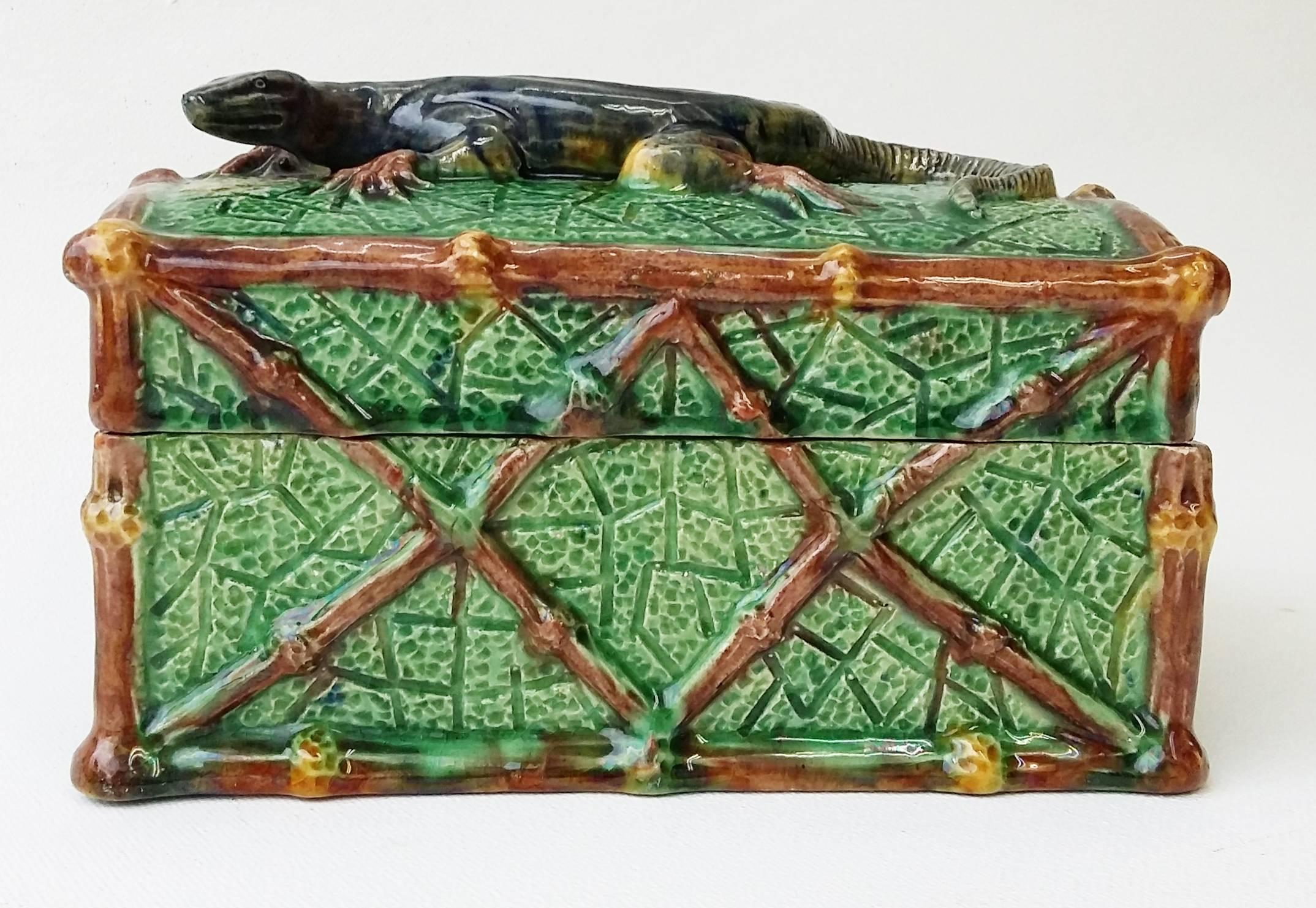 Majolica Palissy box with a large lizard handle unsigned Saint Honore Les Bains, circa 1880.