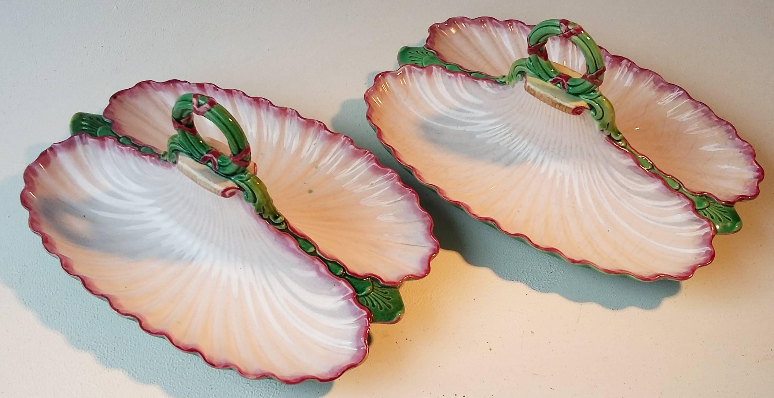 Rare and elegant pair of Victorian handled serving dishes signed Minton in the shape of two shells, the handle is decorated with a pink ribbon.