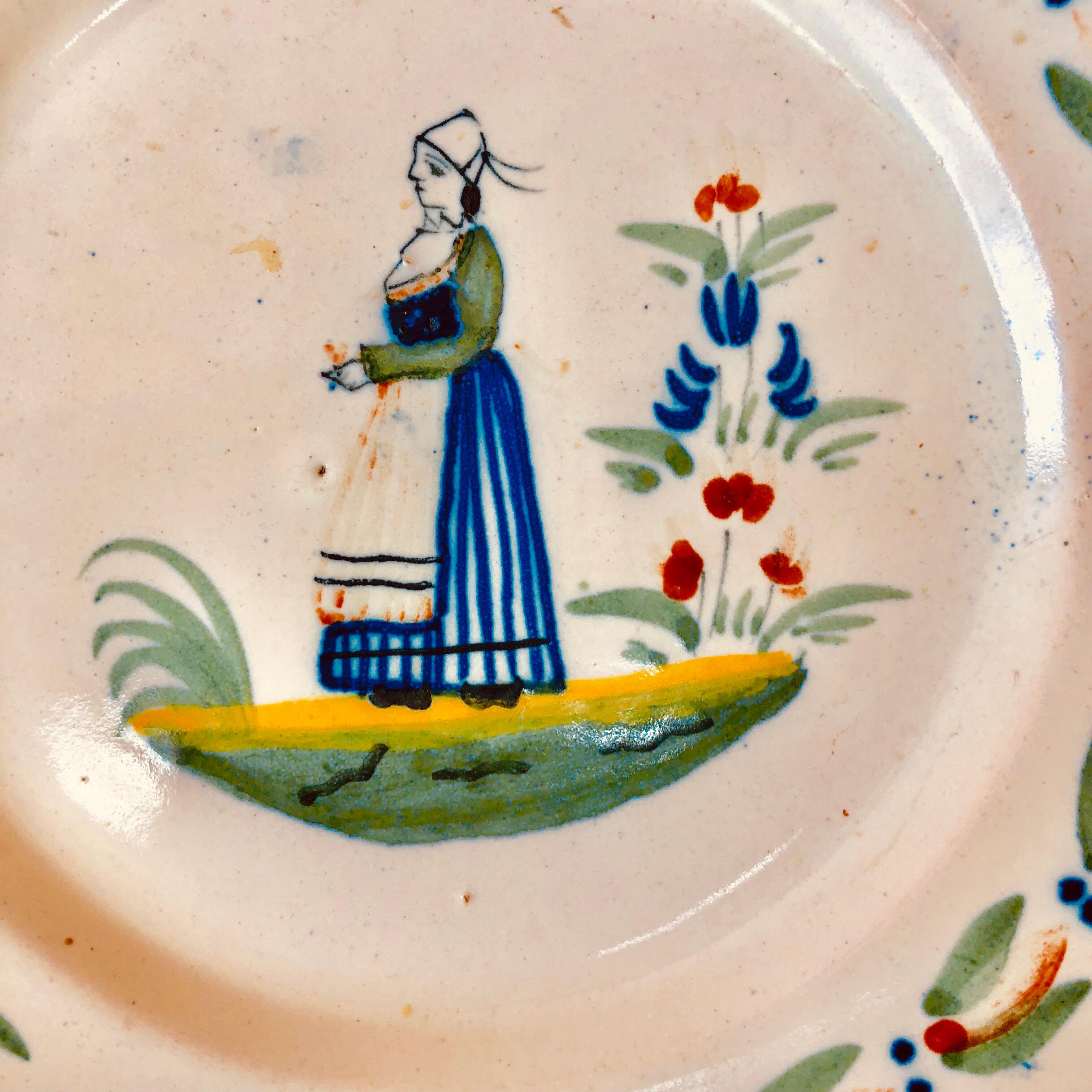 Small faience Quimper plate signed HR Quimper, circa 1900.
Minor chip on underside.