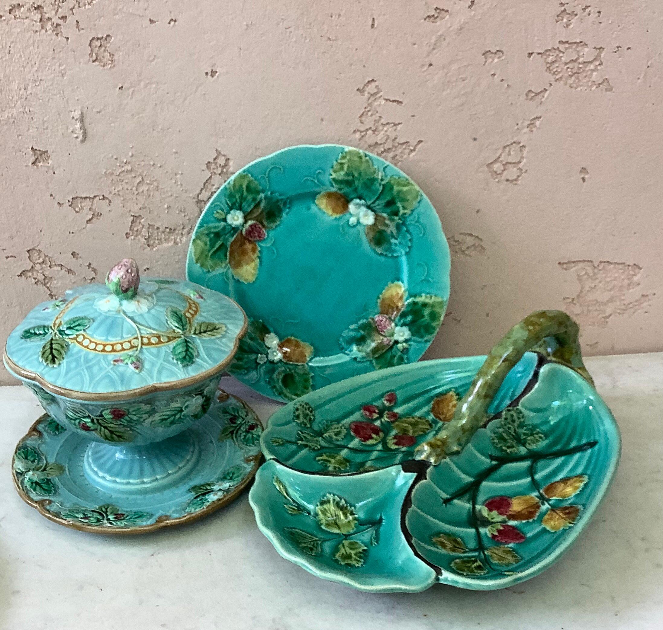 Sucrier à fraises en majolique Sarreguemines Majolica:: circa 1870 7