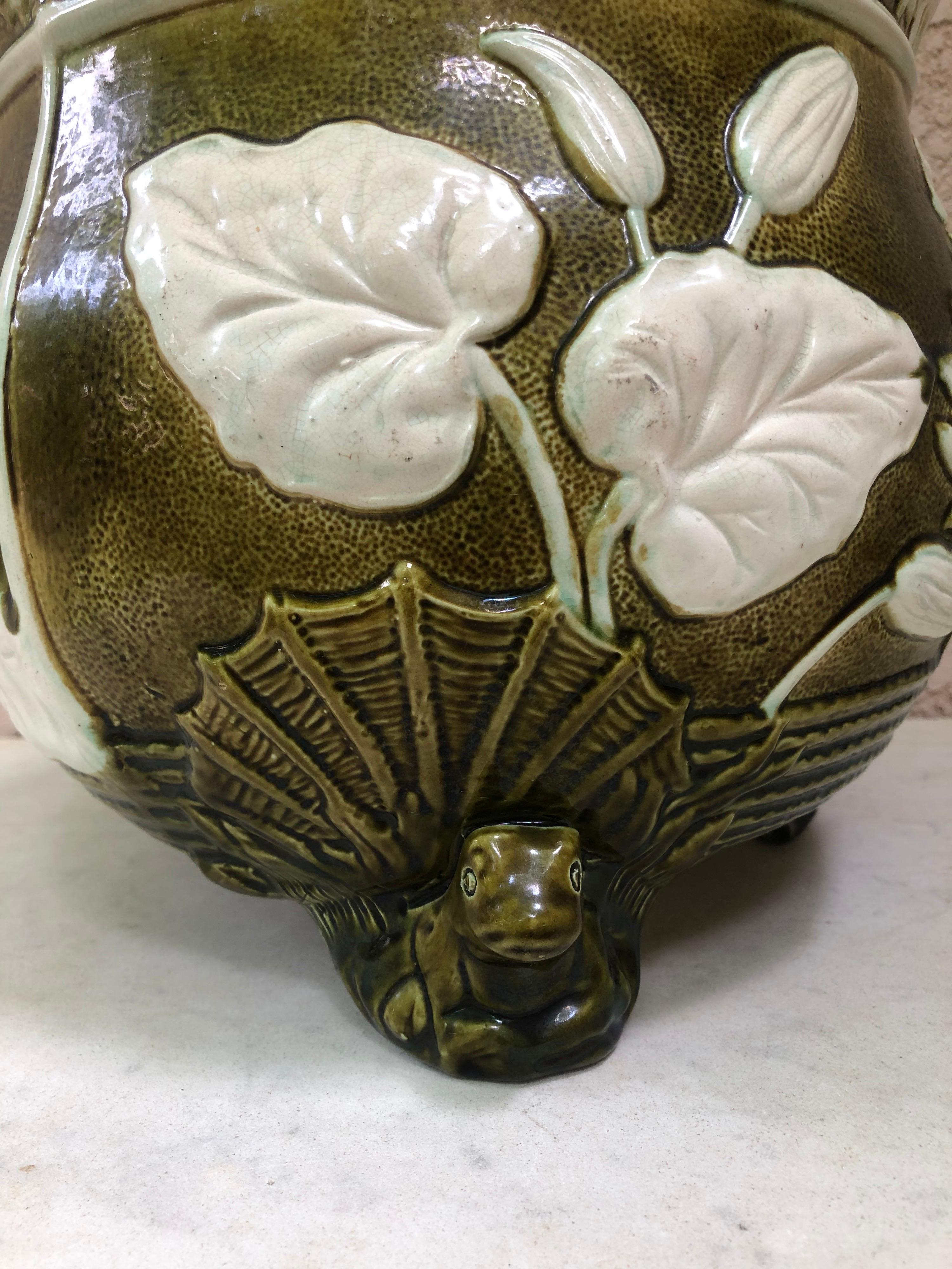 English Majolica Frog and Water Lilies Jardiniere Wardle, circa 1871 In Good Condition For Sale In Austin, TX