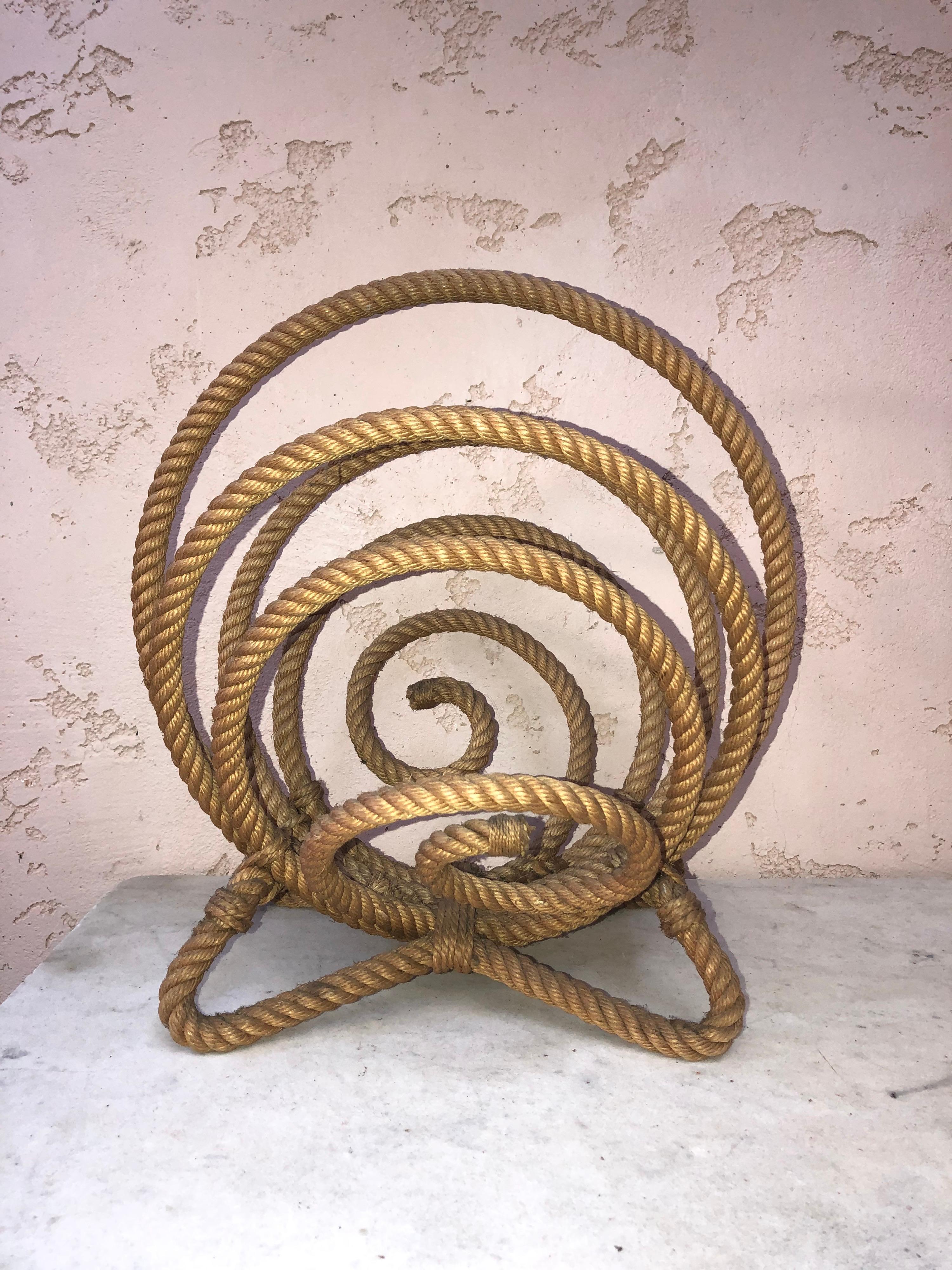 French rope magazine rack Audoux Minet, circa 1960.
Measures: Height 15.3 inches, length 14.7