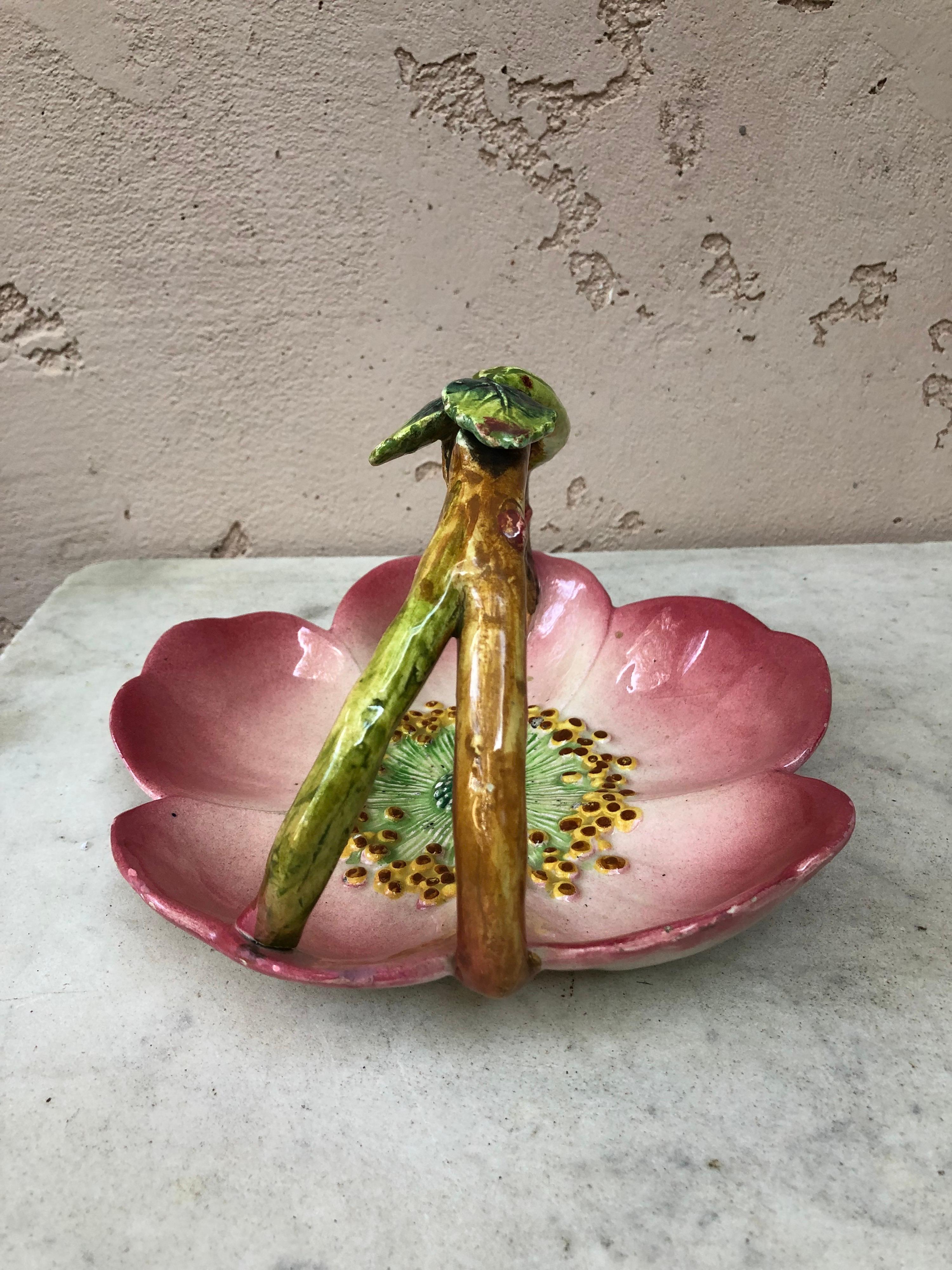 Cestino di maiolica francese a forma di rosa selvatica Delphin Massier, 1890 circa In condizioni buone in vendita a Austin, TX