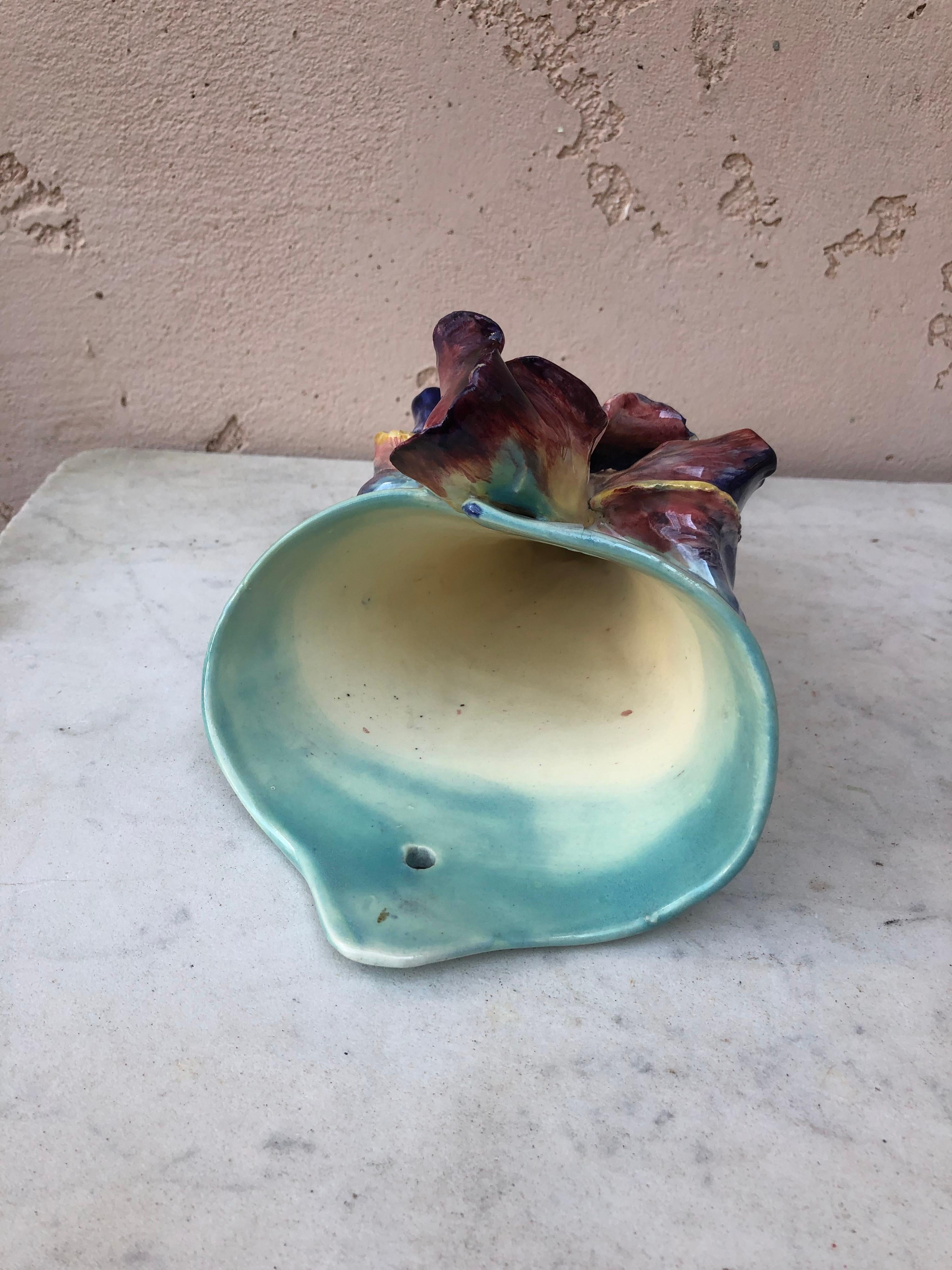 French Majolica Iris Wall Pocket Longchamp, circa 1880 In Good Condition For Sale In Austin, TX