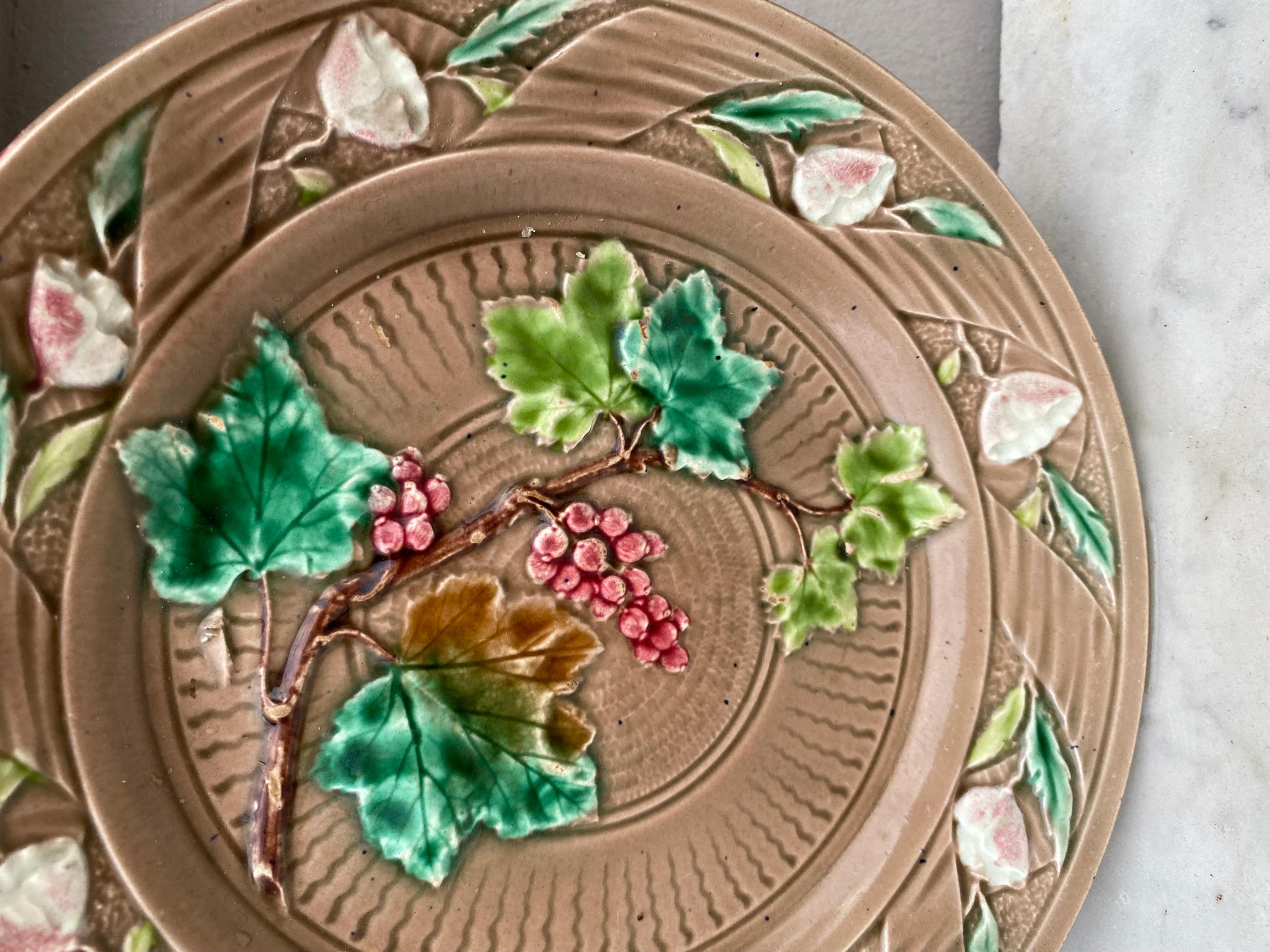 French Majolica Grape & Flowers Plate Luneville, circa 1880 For Sale 2