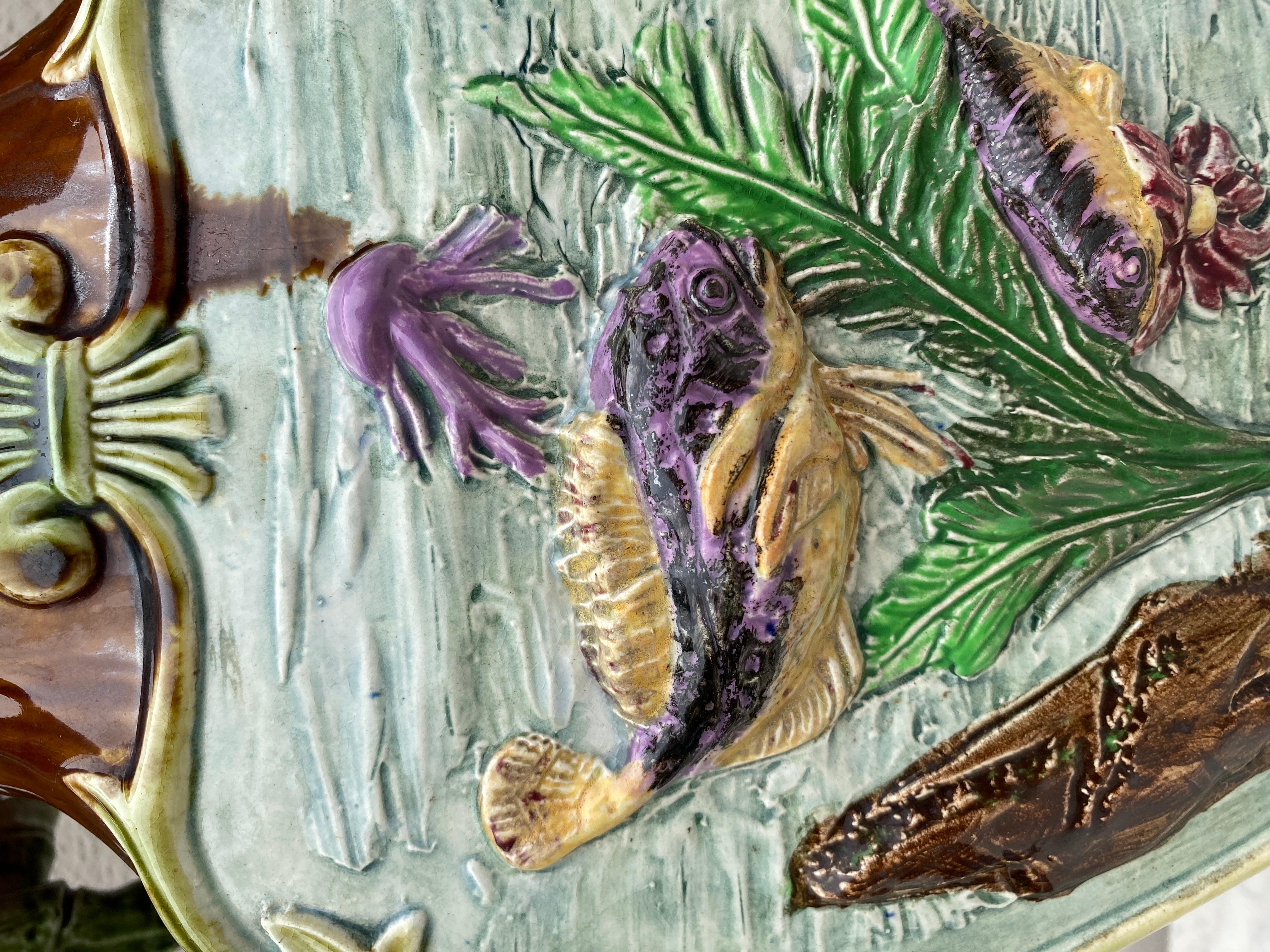 Vaso in maiolica francese con pesci e conchiglie, 1880 circa in vendita 4