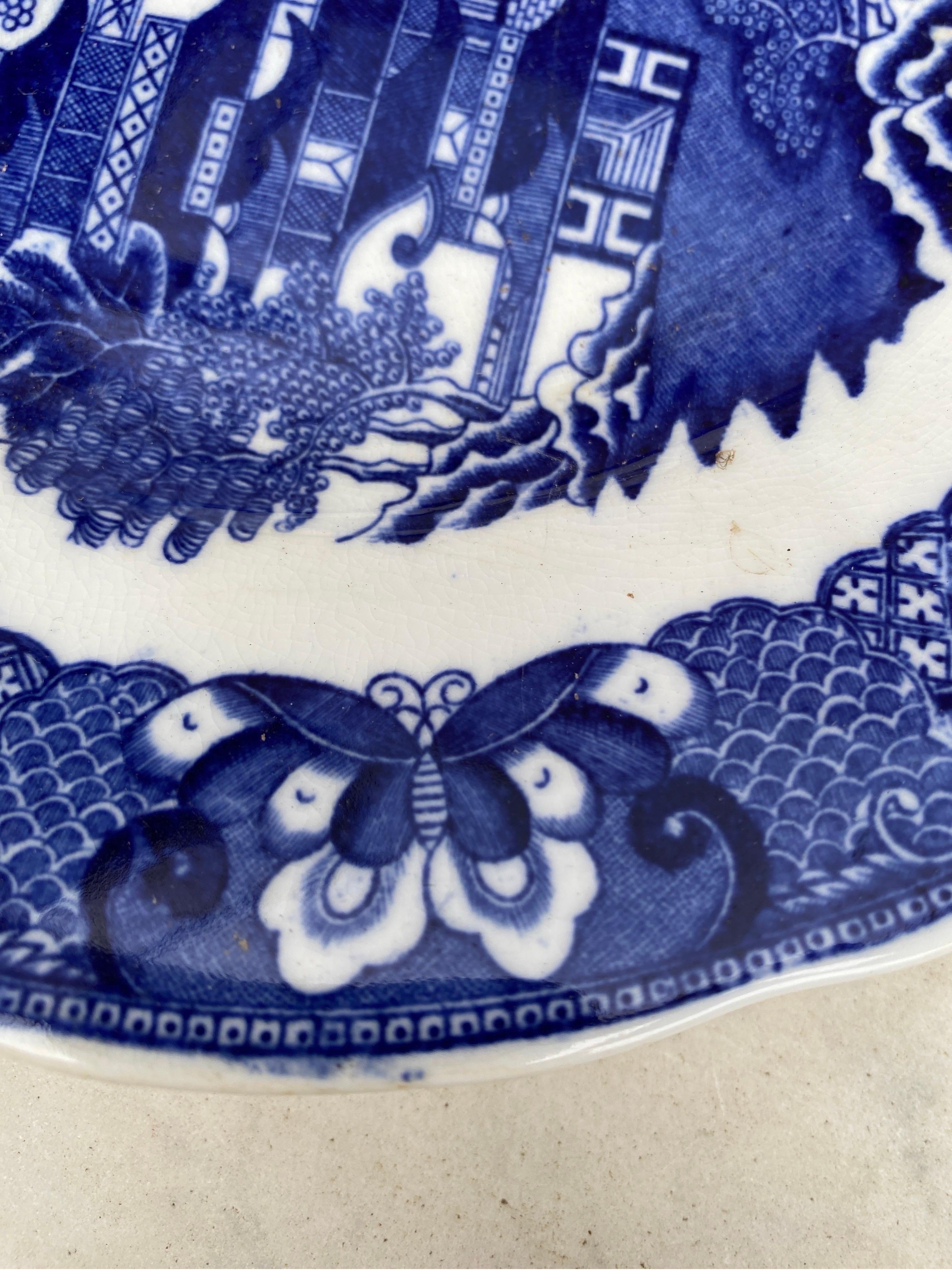 Großer englischer blau-weißer Chinoiserie-Teller aus dem 19. Jahrhundert (Englisch) im Angebot