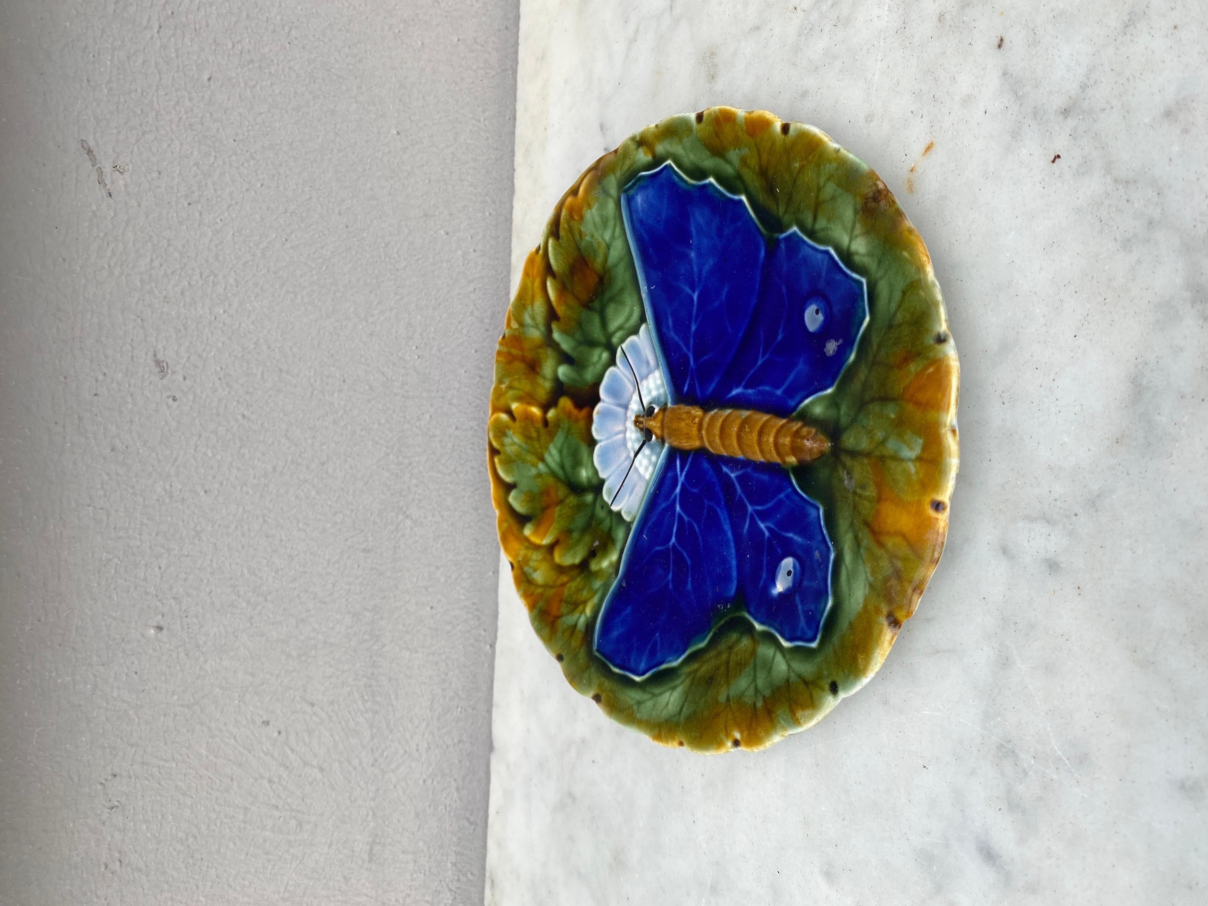 Plato de mayólica azul mariposa Josef Steidl Znaim, hacia 1890 Art Nouveau en venta