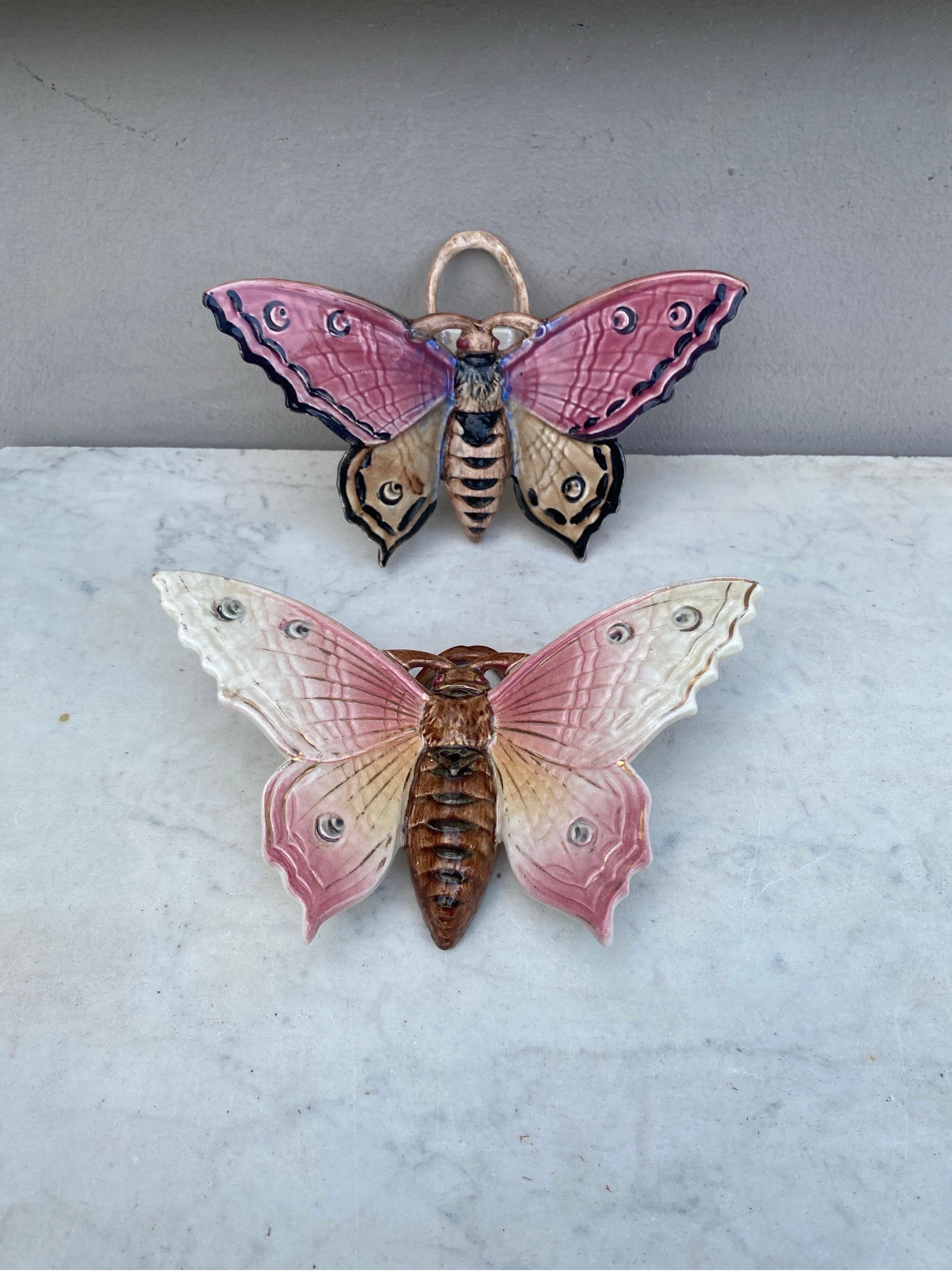 Grande tasca da parete in maiolica rosa a forma di farfalla Fives Lille, circa 1900 In condizioni buone in vendita a Austin, TX