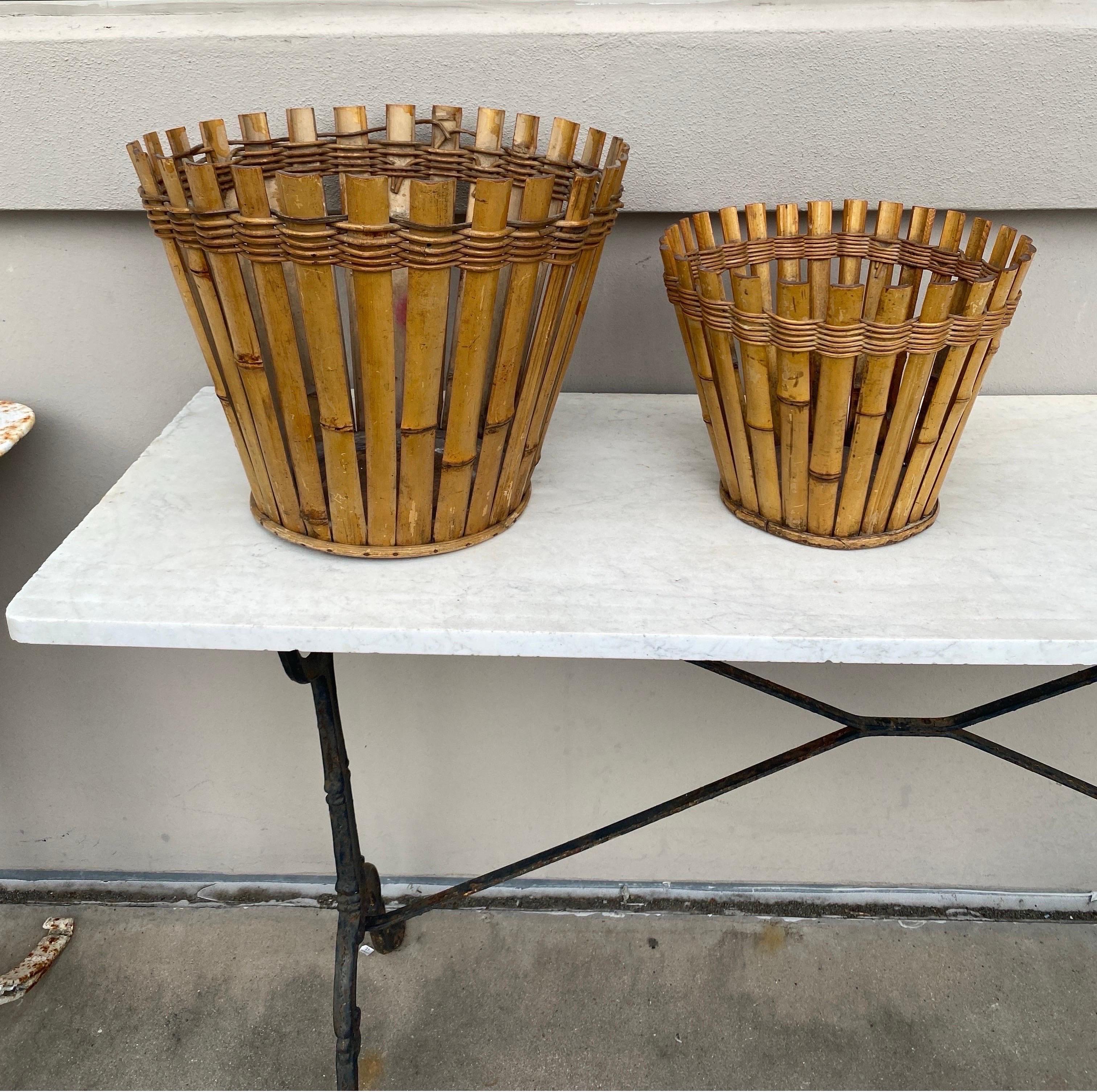 Grande poubelle ou corbeille en rotin français du milieu du siècle Bon état - En vente à Austin, TX