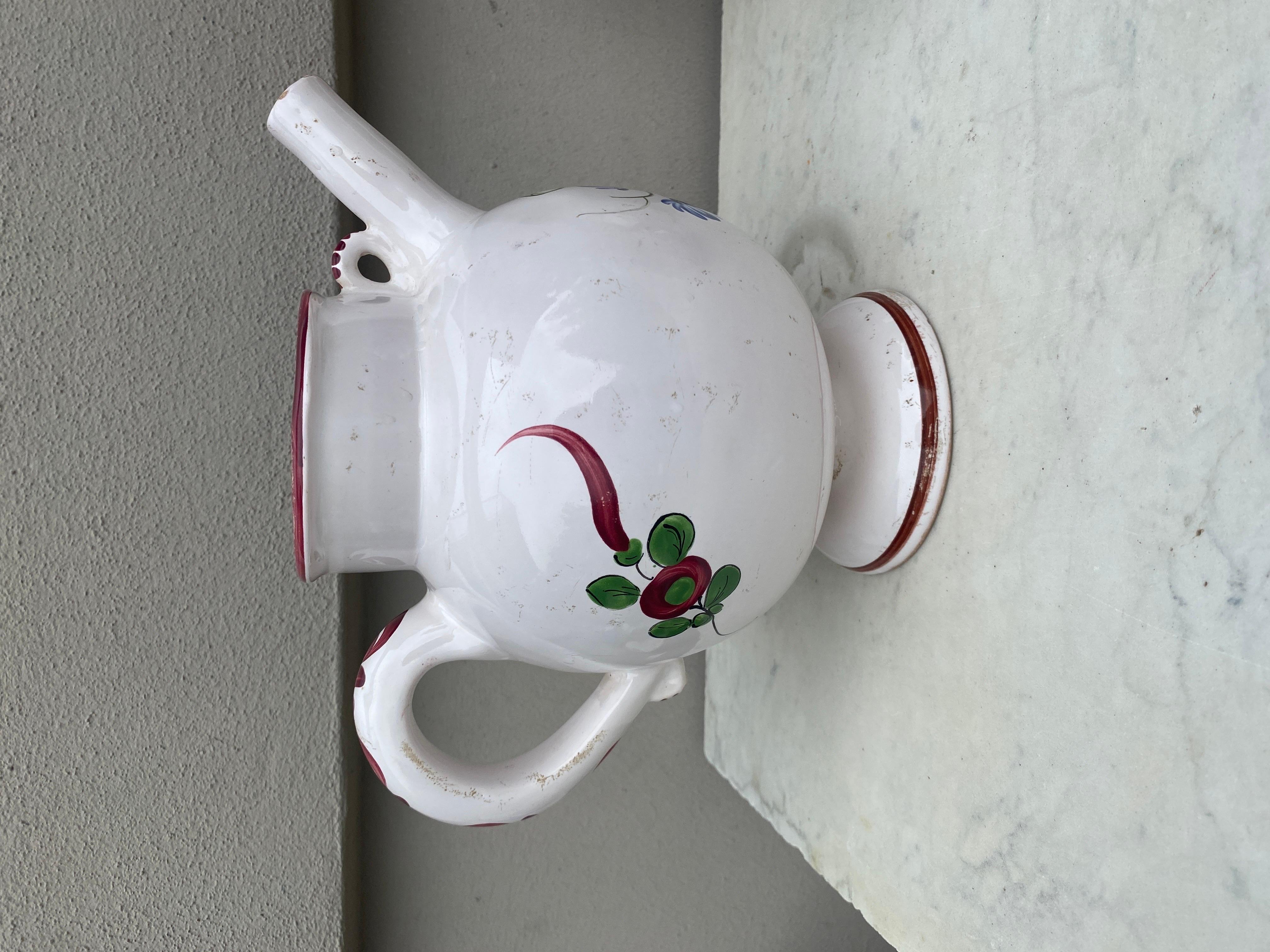 Brocca con manico in maiolica francese CIRCA 1950 In condizioni buone in vendita a Austin, TX