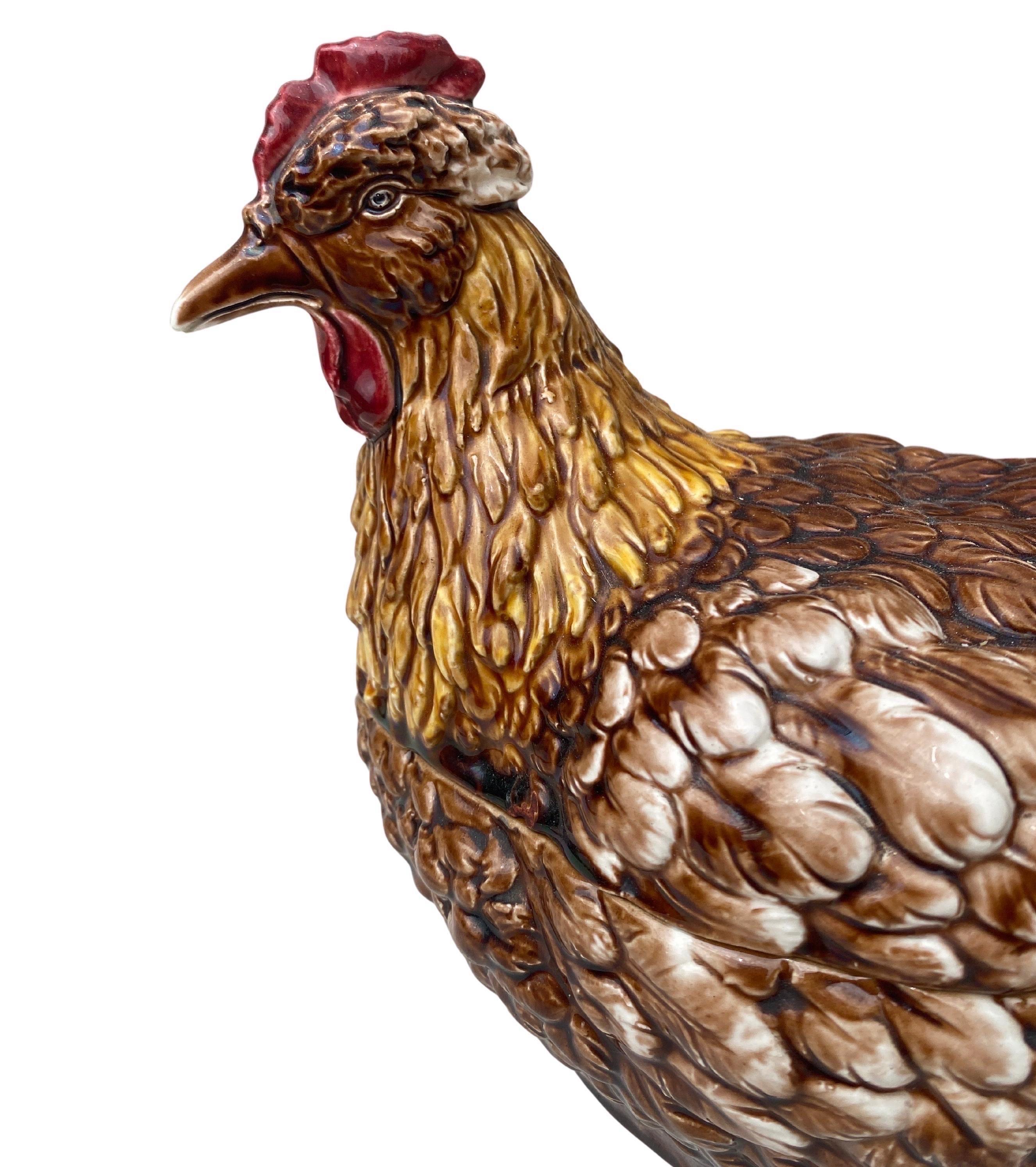 Sopera de gallina de mayólica austriaca del siglo XIX en venta 2