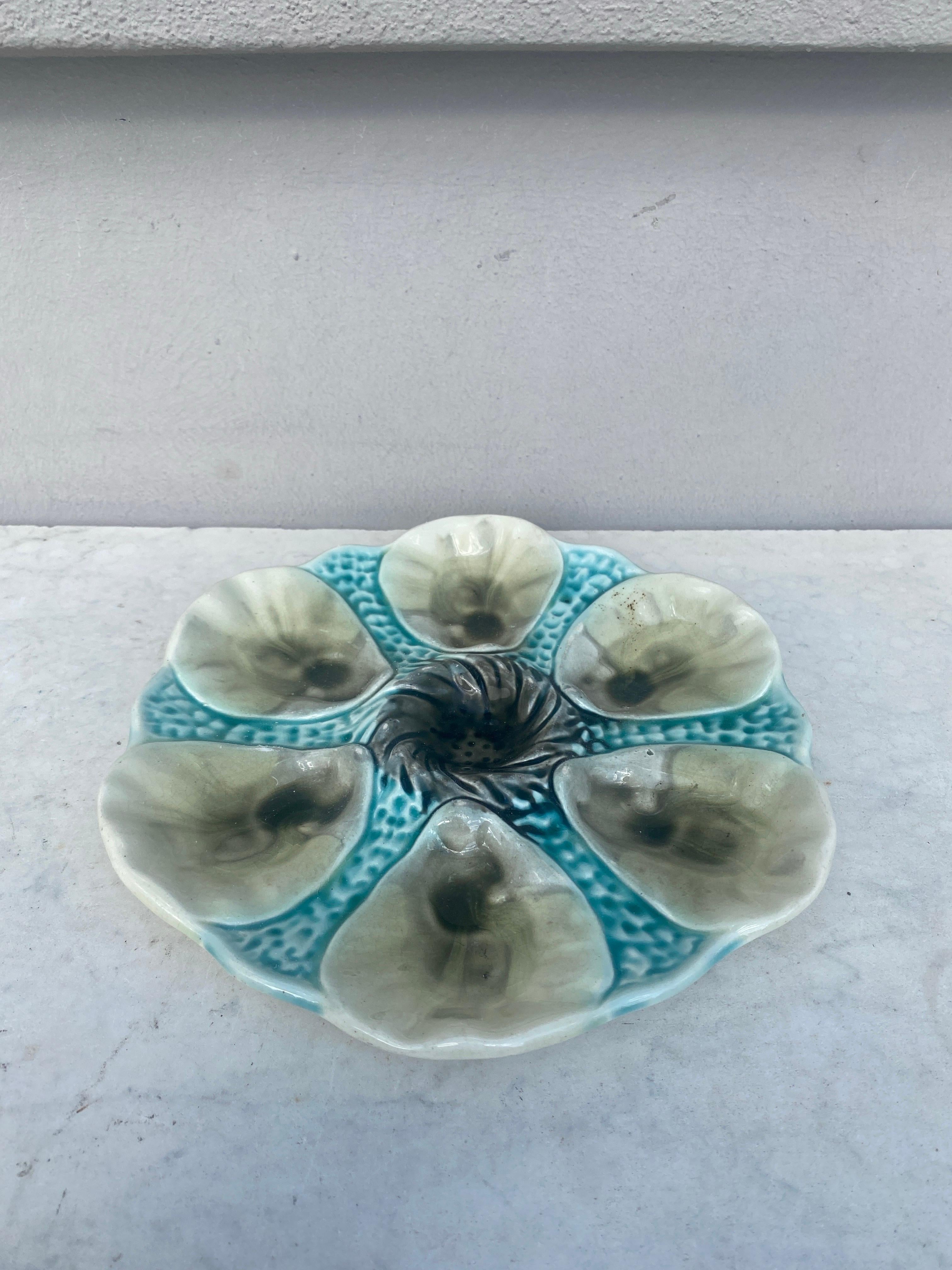 Piatto per ostriche in maiolica francese Orchies, circa 1910.