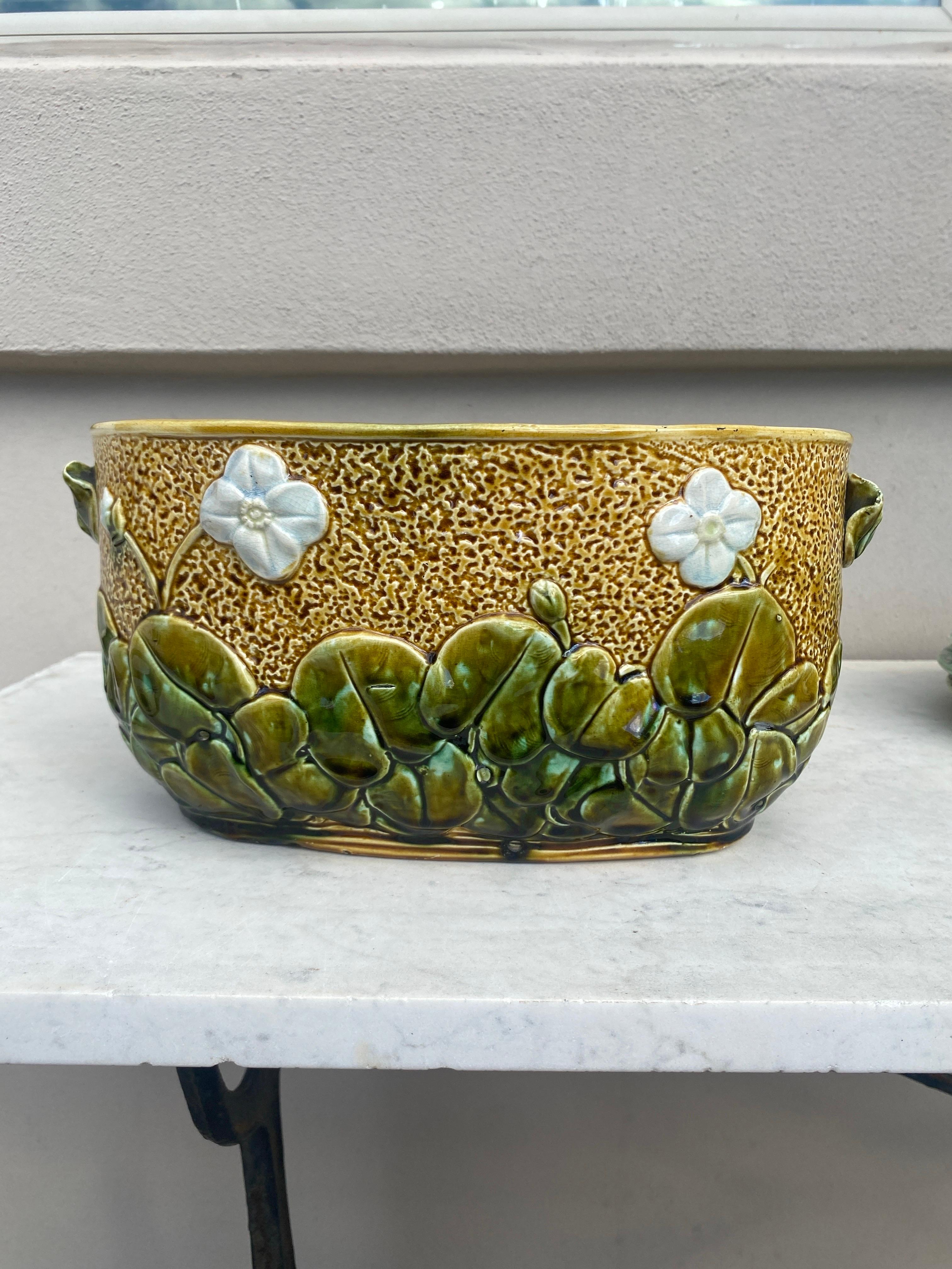 French Majolica White Flowers Jardinière, circa 1880 In Good Condition For Sale In Austin, TX