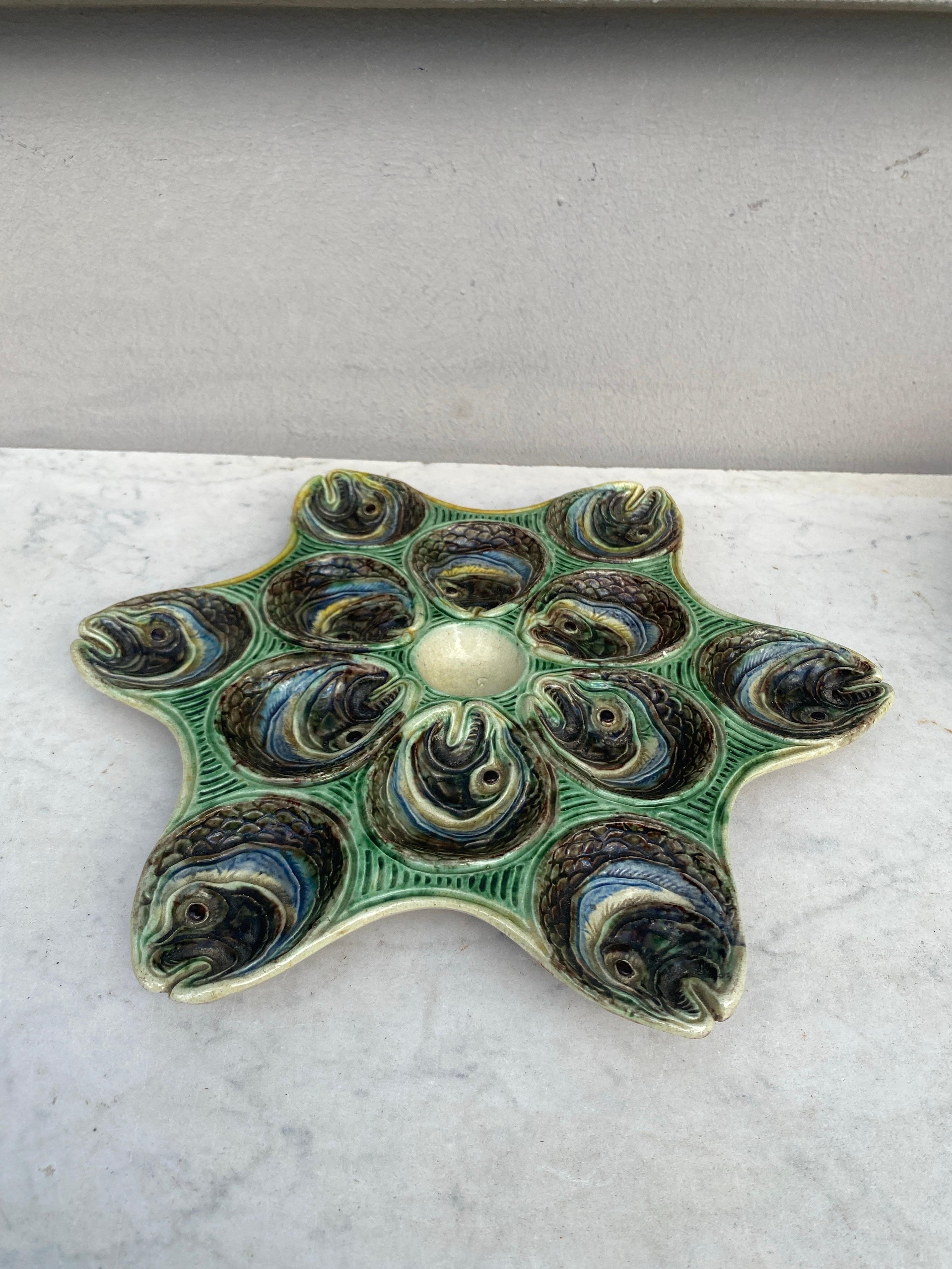 Rarísimo plato o fuente de ostras Palissy que representa doce conchas de cabezas de pescado, hacia 1880.
Atribución a la Escuela de París, grupo francés de ceramistas inspirados por Bernard Palissy a finales del siglo XIX.
Referencia / Página 229