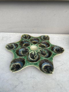 Plato de ostras con cabezas de pez Palissy de mayólica del siglo XIX