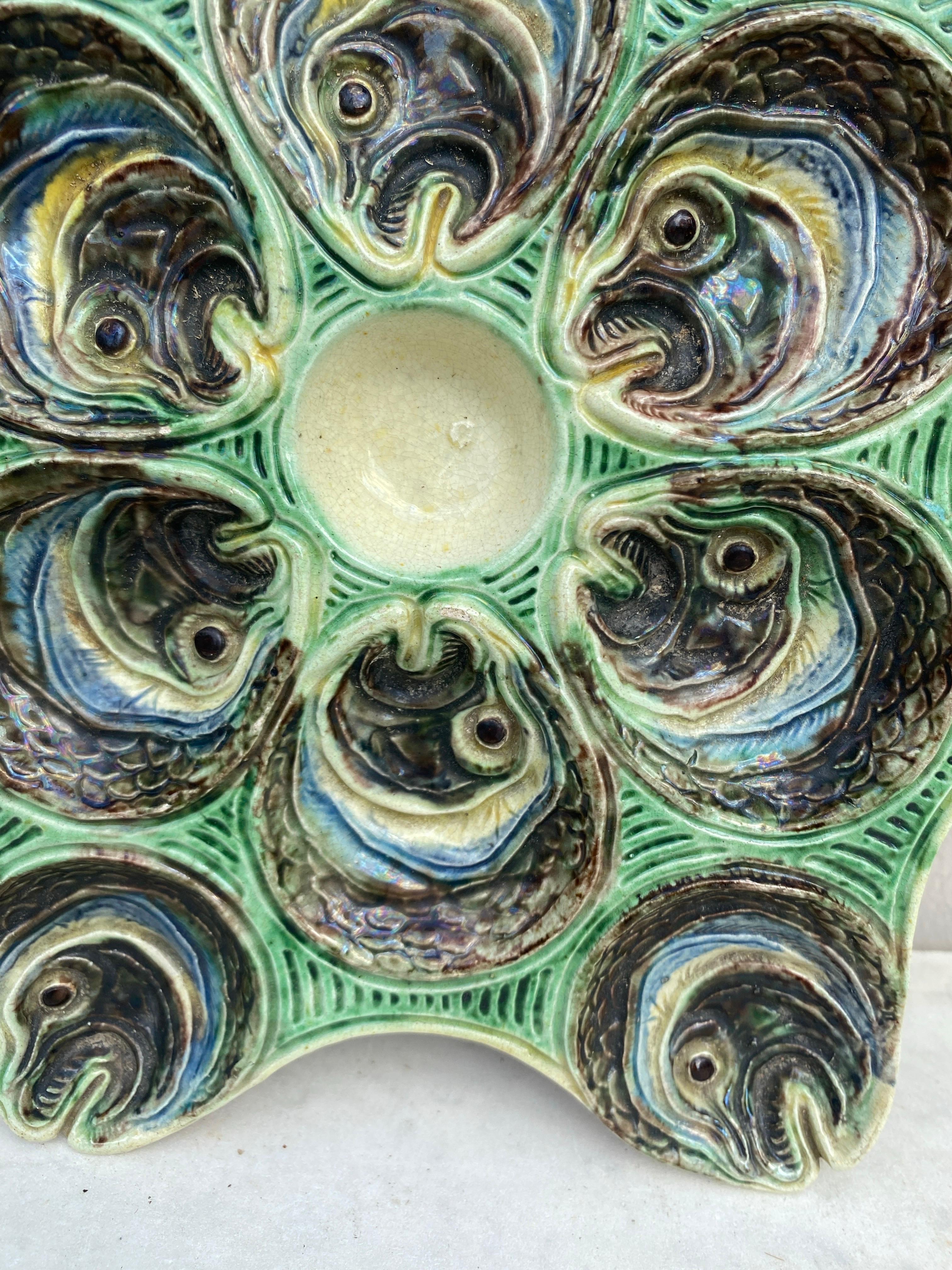 Plato de ostras con cabezas de pez Palissy de mayólica del siglo XIX Renacimiento renacentista en venta