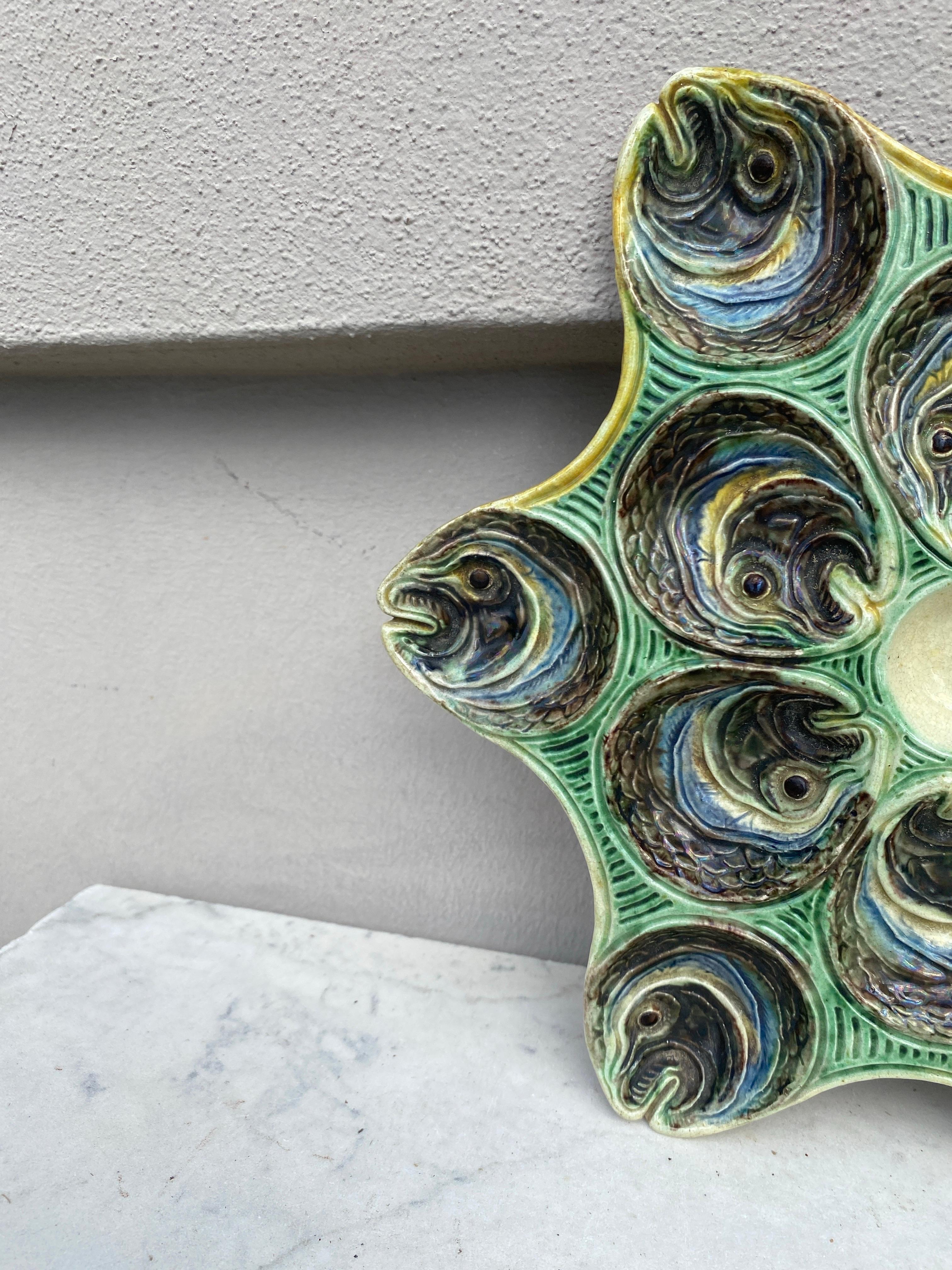Plato de ostras con cabezas de pez Palissy de mayólica del siglo XIX Francés en venta