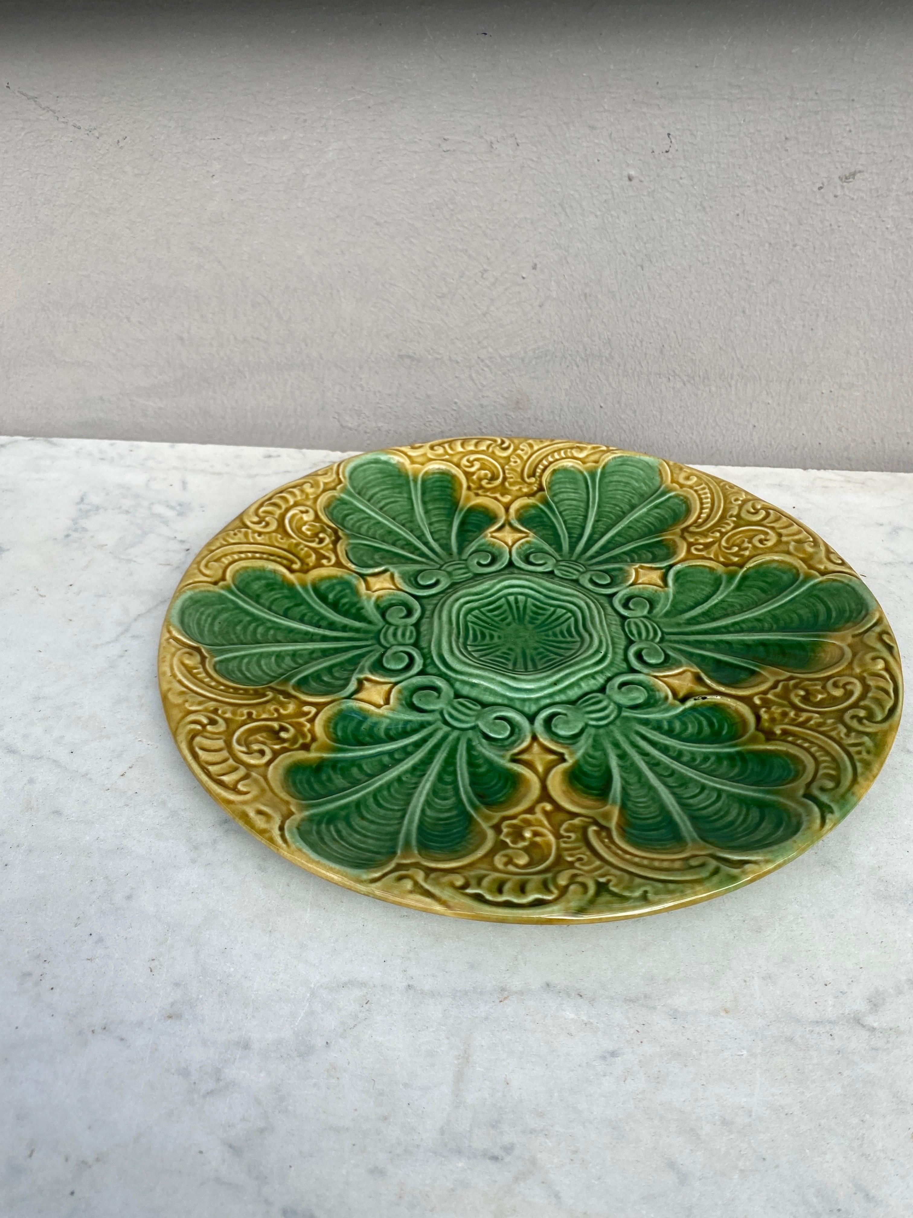 Francese Piatto da ostrica in maiolica verde e gialla del XIX secolo in vendita
