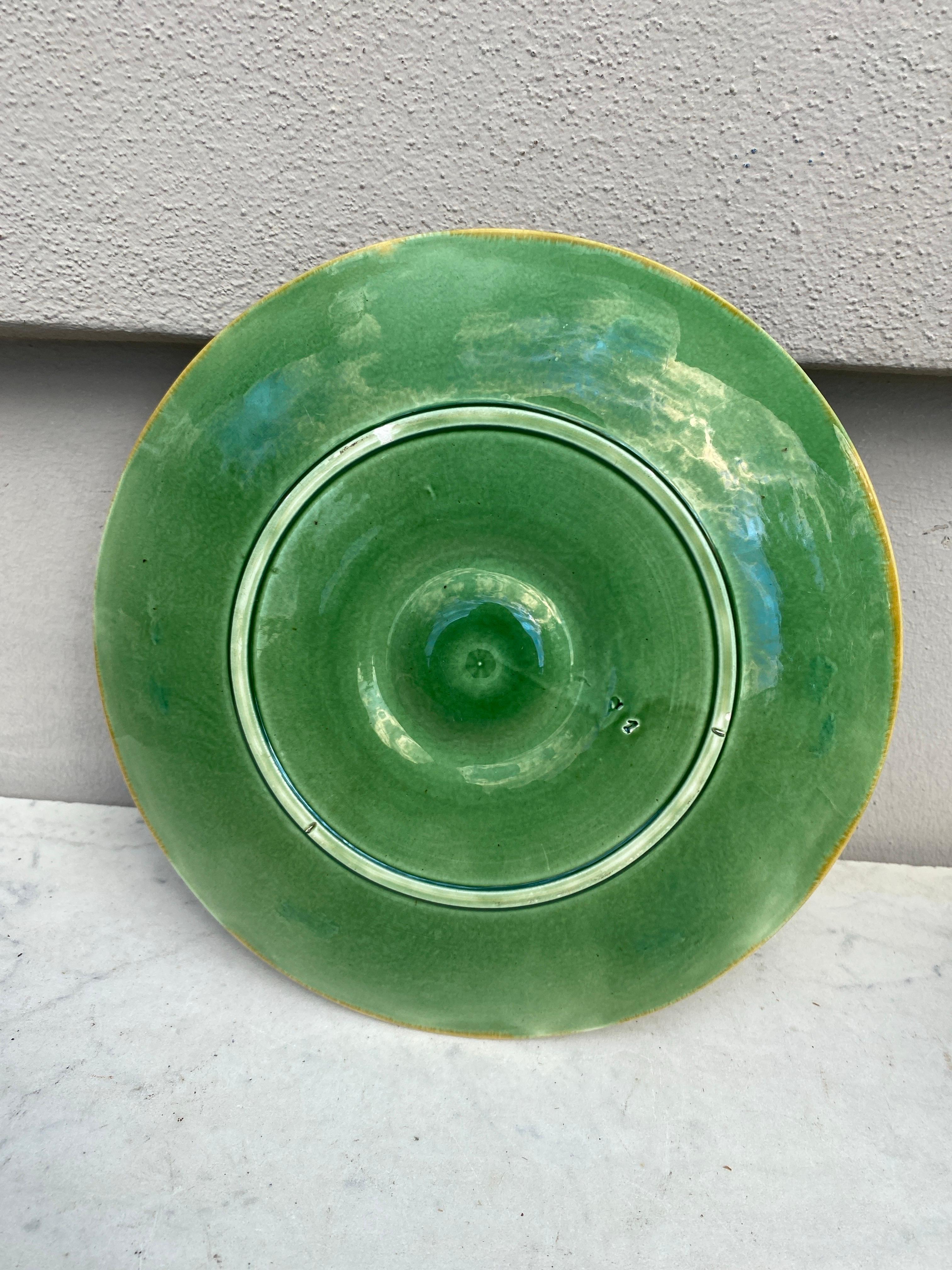 Piatto da ostrica in maiolica verde e gialla del XIX secolo In condizioni buone in vendita a Austin, TX
