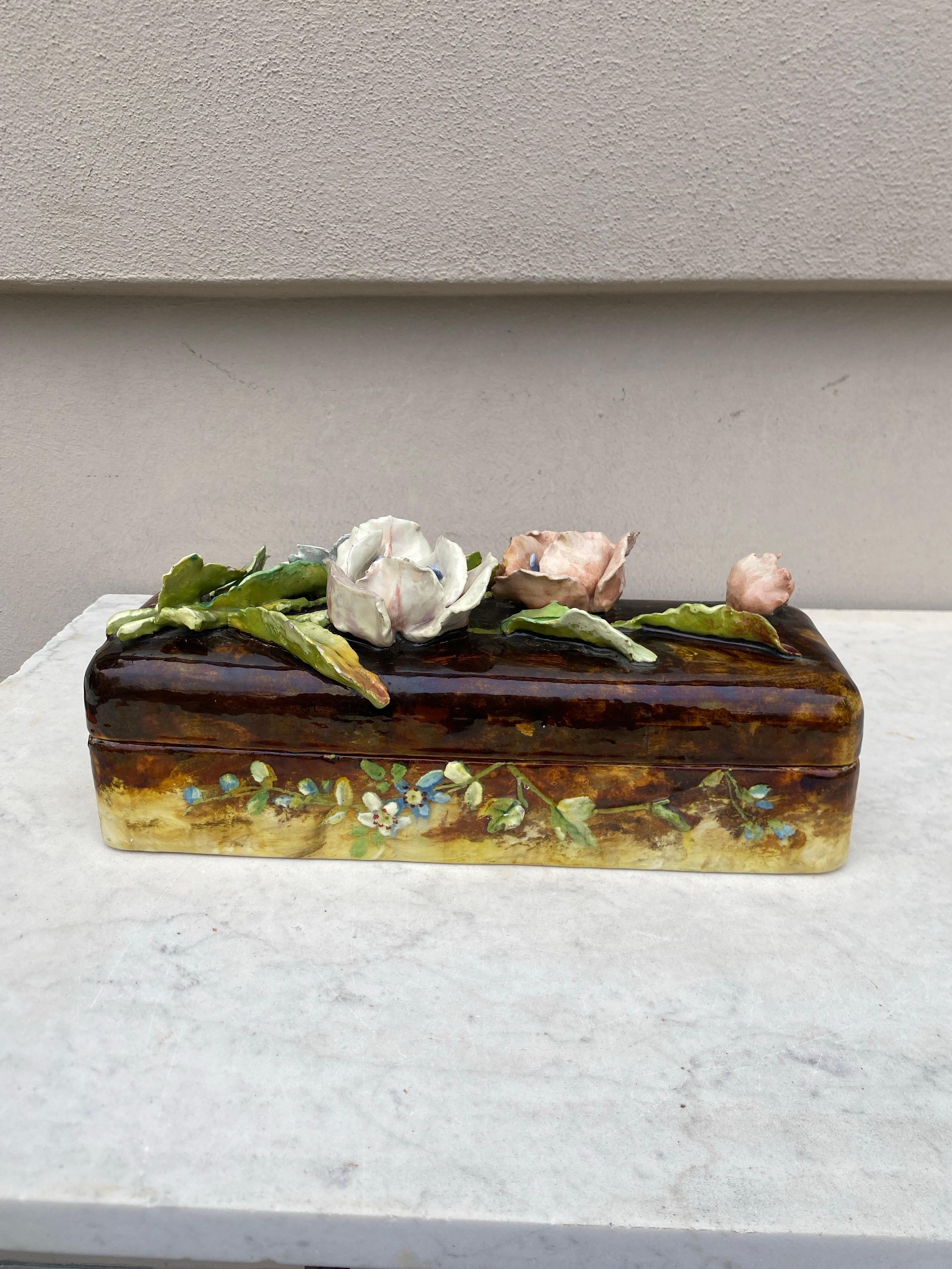 Grande e rara scatola di fiori in maiolica del XIX secolo in vendita 3