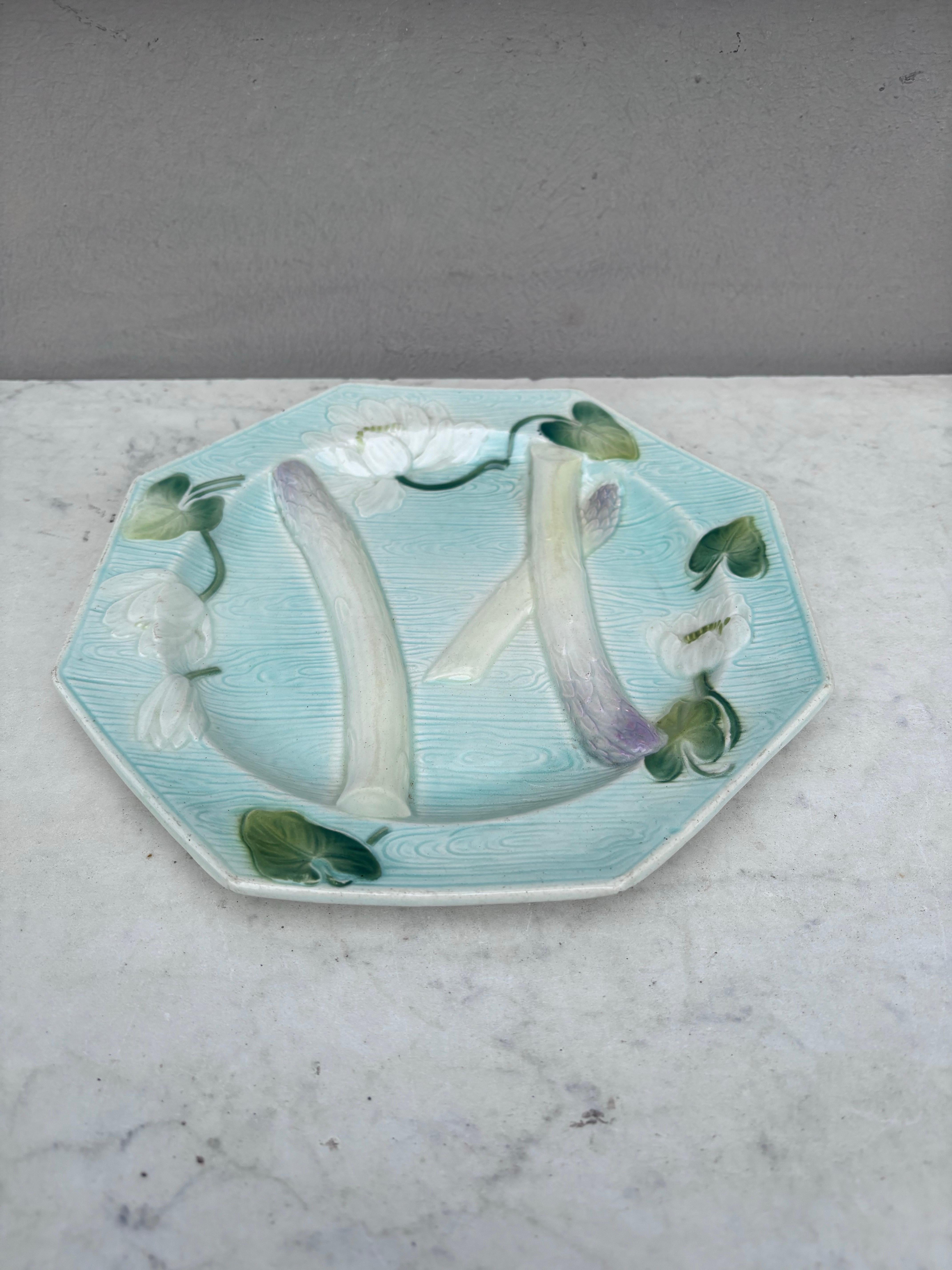 Majolica Art Nouveau asparagus plate signed Keller et Guerin Saint Clement, unusual shape.
Every important French manufactures produced at the end of the 19th century asparagus and artichoke sets.
Reference / Page 15 