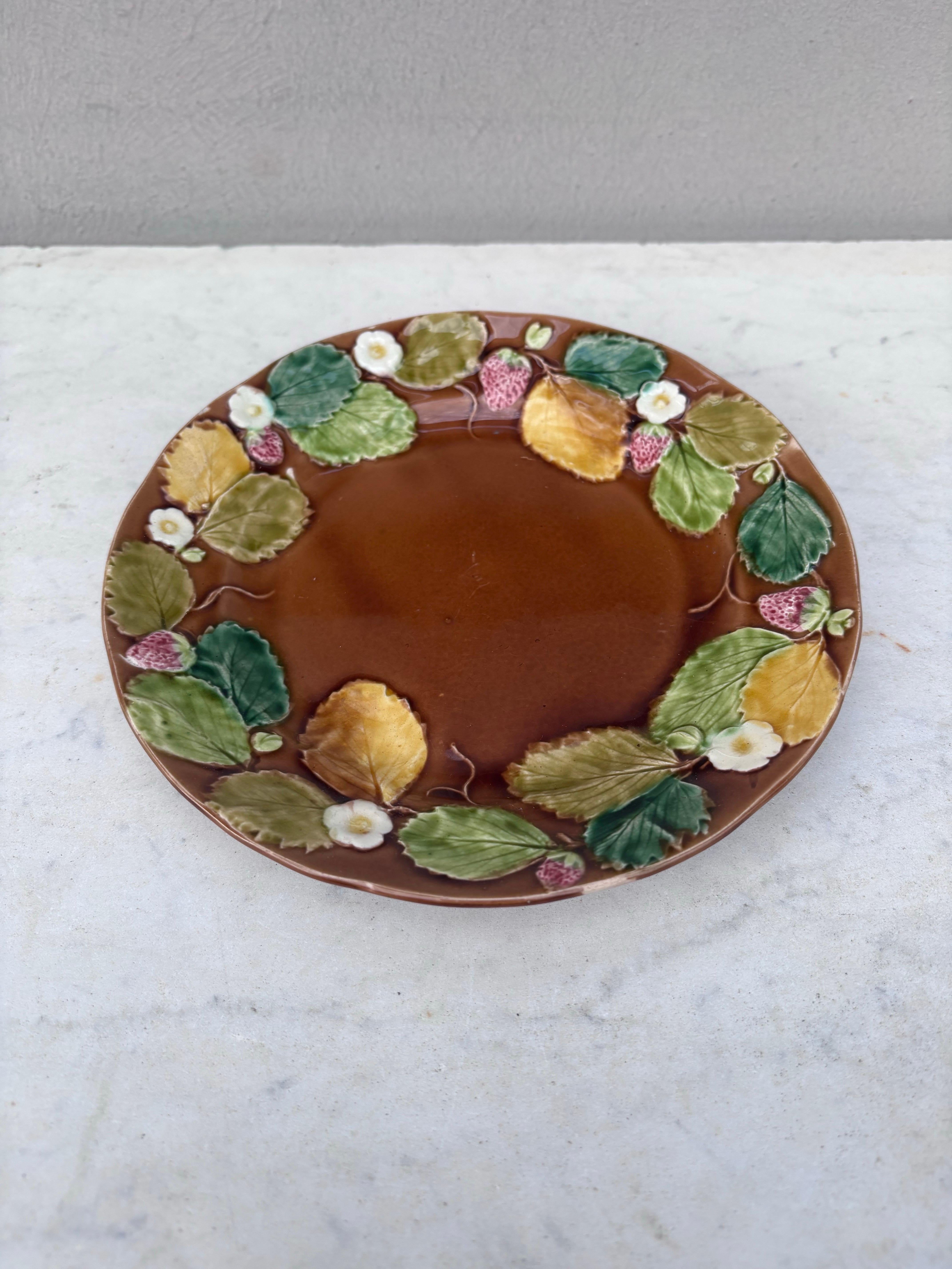 19th Century French Majolica Strawberries Plate Luneville In Good Condition For Sale In Austin, TX