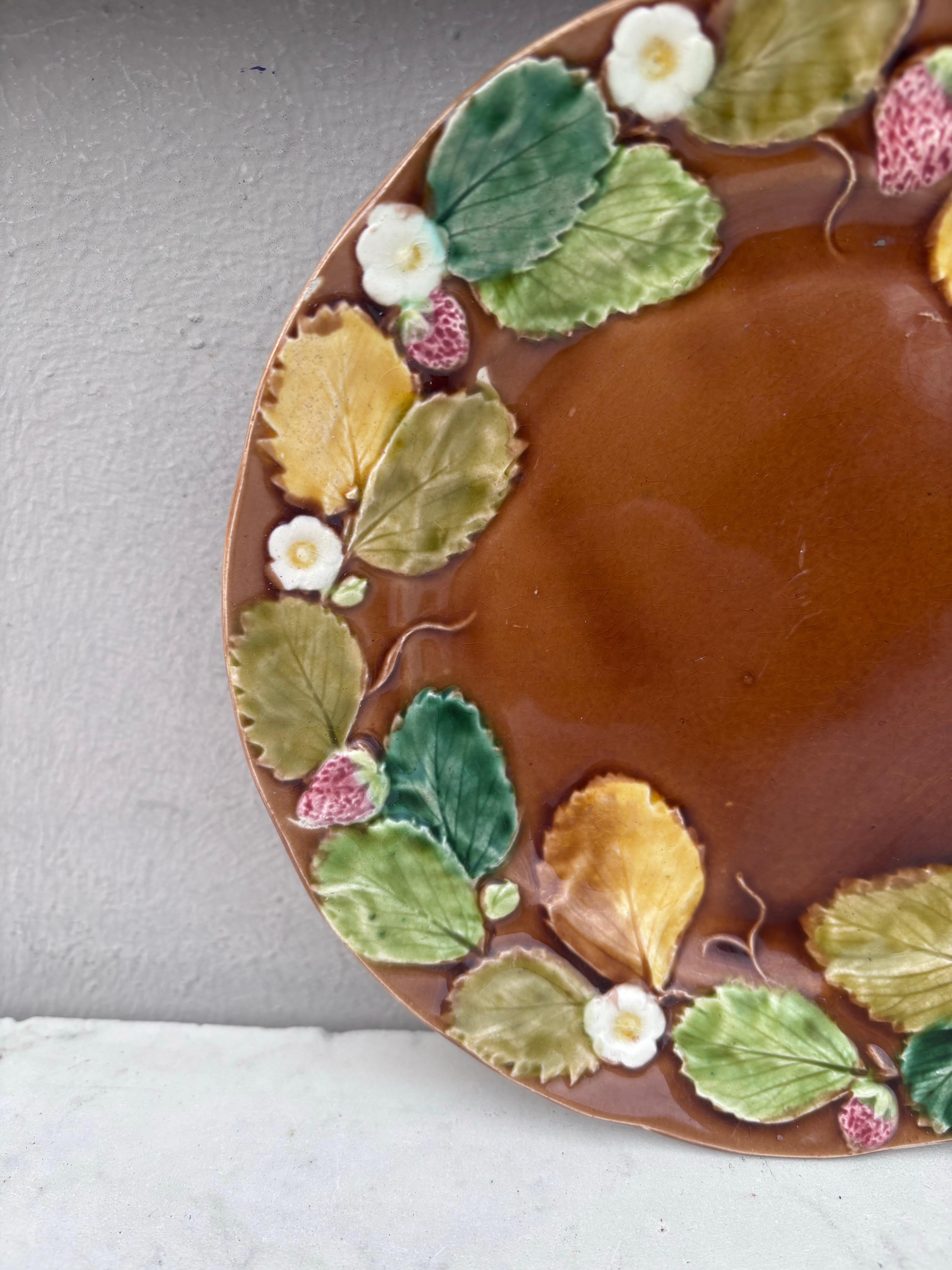 Late 19th Century 19th Century French Majolica Strawberries Plate Luneville For Sale