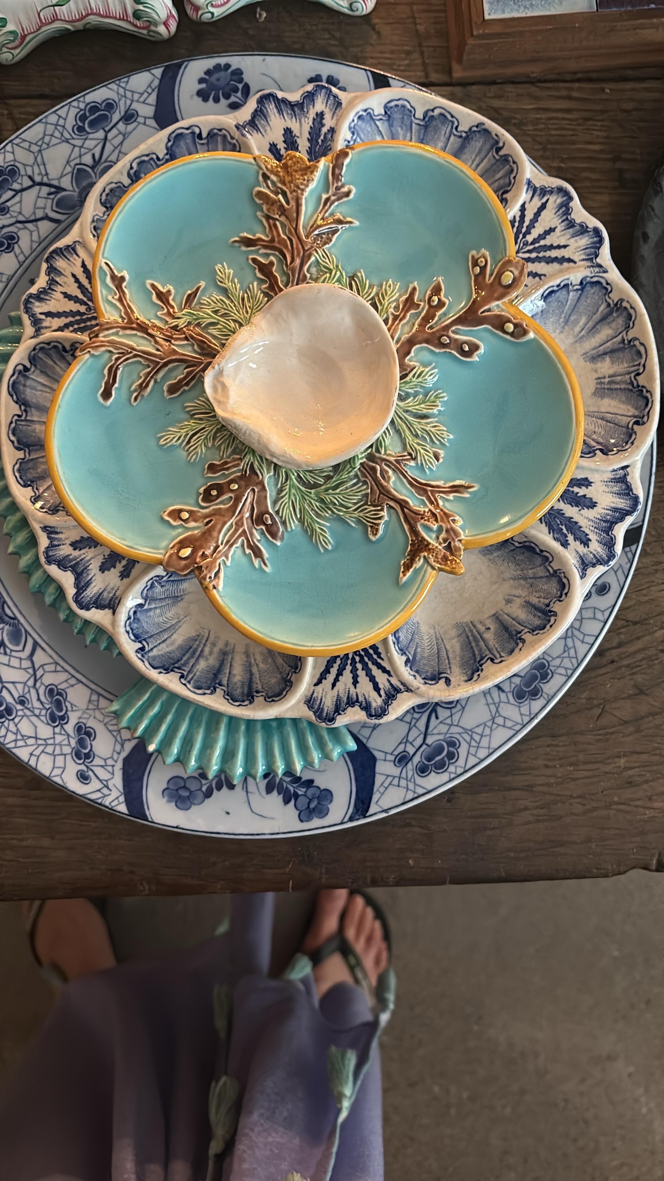 Piatto in maiolica Aqua Oyster del XIX secolo Minton 1